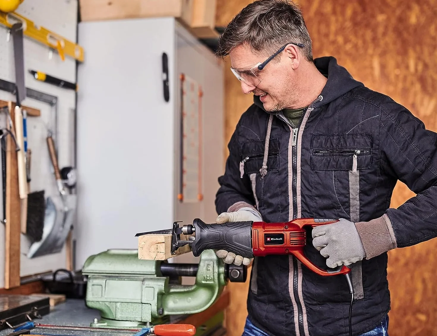 Einhell Piła uniwersalna TC-AP 690 E (690 W, wys. skoku 20 mm, maks. prędkość biegu jałowego 2800 min-1, gł. cięcia 115 mm w drewnie)