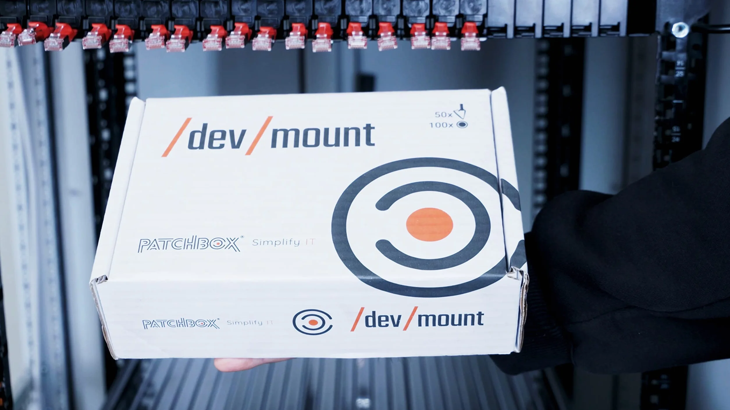 /dev/mount 50-Pack - Alternatywa dla nakrętek klatkowych od PATCHBOX, zamiennik śrub 19" rackowych szyn serwerowych, łatwiejszy i szybszy niż nakrętki klatkowe M6 do montażu sprzętu w serwerowni