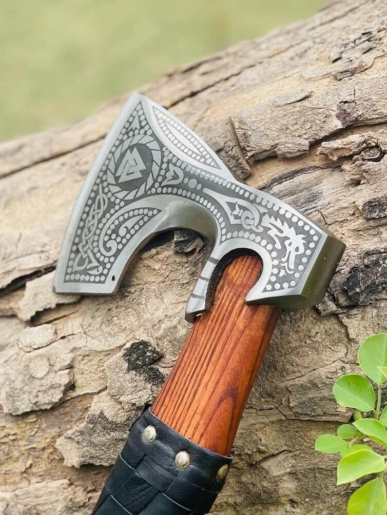 Wikingska siekiera z brodą, topór tomahawk z pokrowcem rzemiennym na kemping