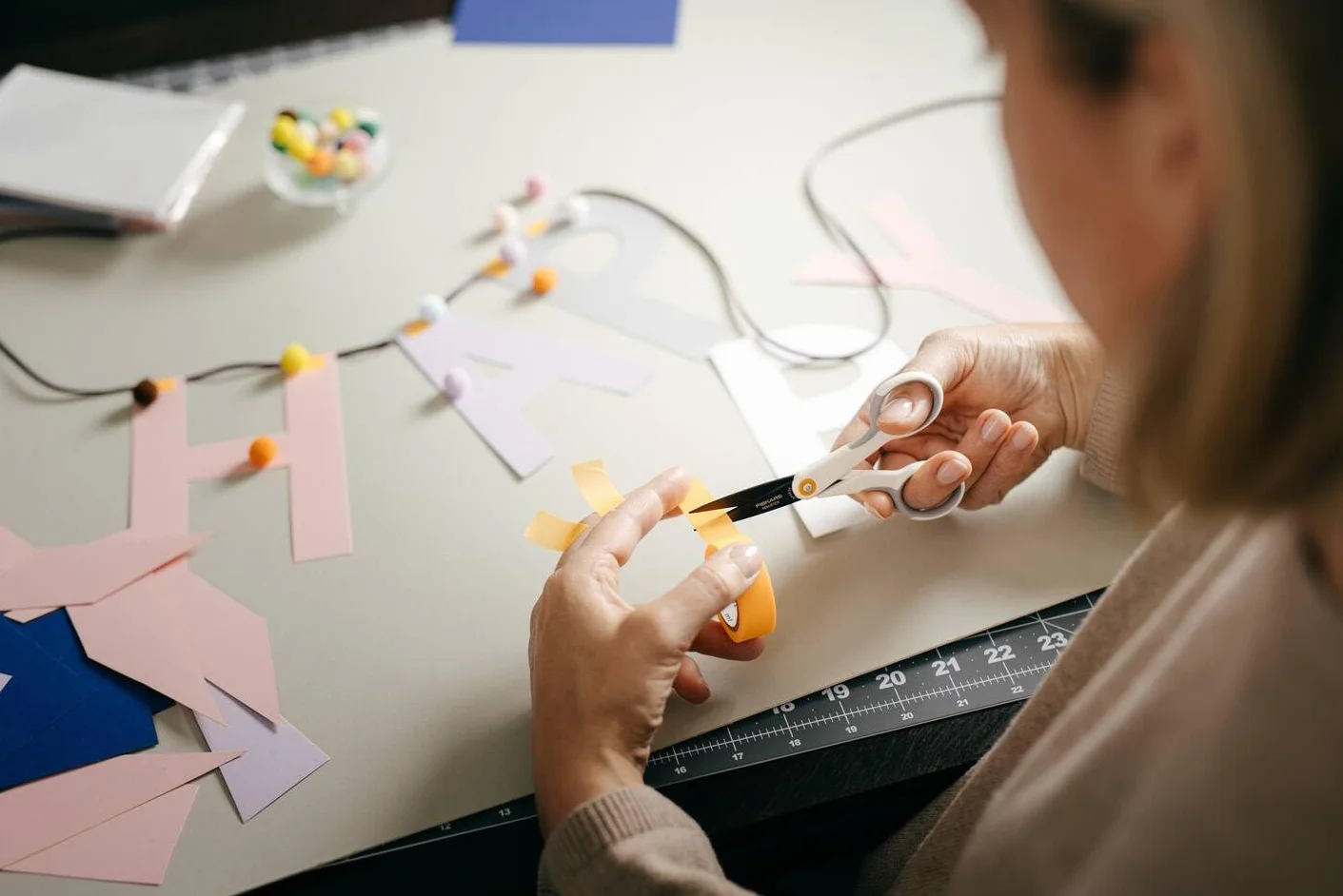 Fiskars Nożyczki z mikrokońcówką do lepkich materiałów rzemieślniczych, powłoka nieprzywierająca, 12,3 cm, stal nierdzewna/plastik, biały/pomarańczowy, 1070025