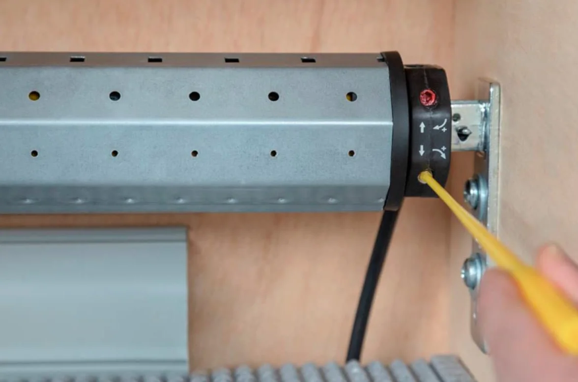Schellenberg 20221 Action Mini silnik do rolet o średnicy 40 mm, mechaniczna regulacja położenia końcowego, idealny do rolet z tworzywa sztucznego do 2 m² powierzchni, napęd rolet
