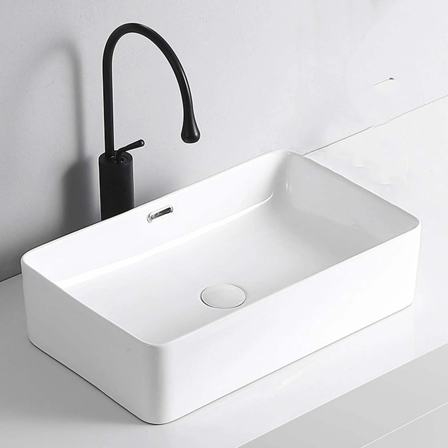 Ceramiczny zlew na blat z umywalką przelewową do nowoczesnej instalacji łazienkowej