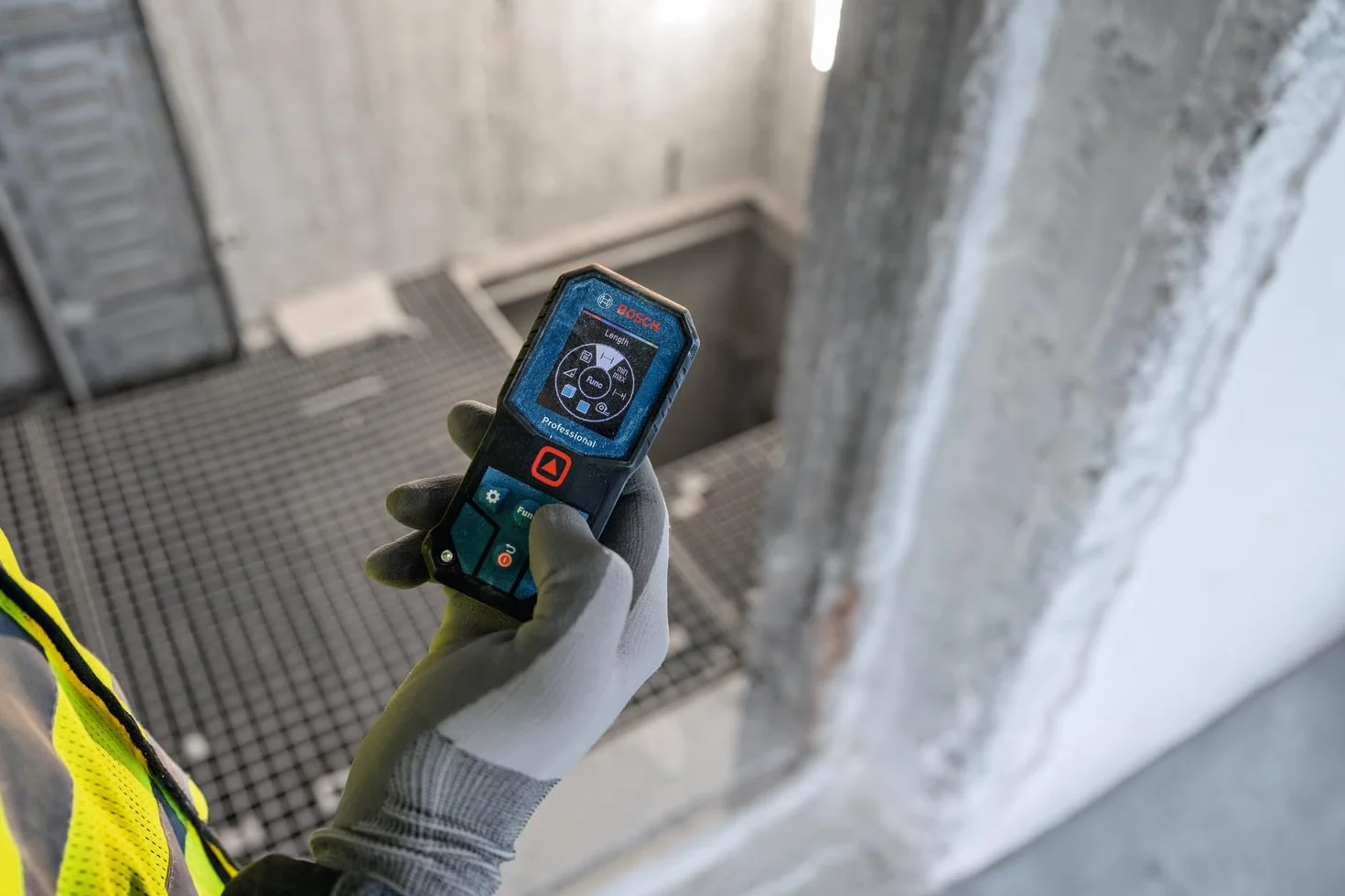 Bosch Professional Dalmierz laserowy GLM 40-31 (certyfikat IP65, obudowa amortyzująca wstrząsy, automatyczne obliczenia długości/powierzchni/kubatury, kompatybilność z akumulatorem Li-ion)