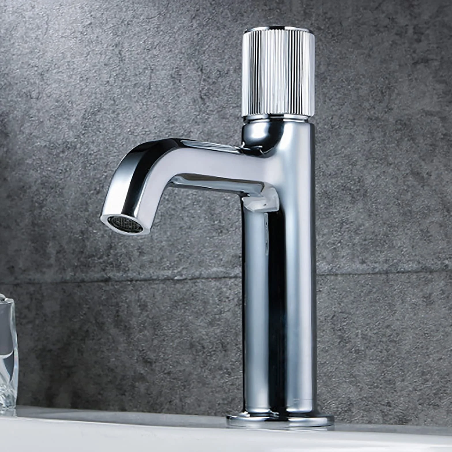 Bateria łazienkowa, chromowany mosiężny kran mieszający z ciepłą i zimną wodą, bateria umywalkowa z pojedynczym uchwytem, montowany na blacie, nowoczesny design do umywalki, trwały i stylowy