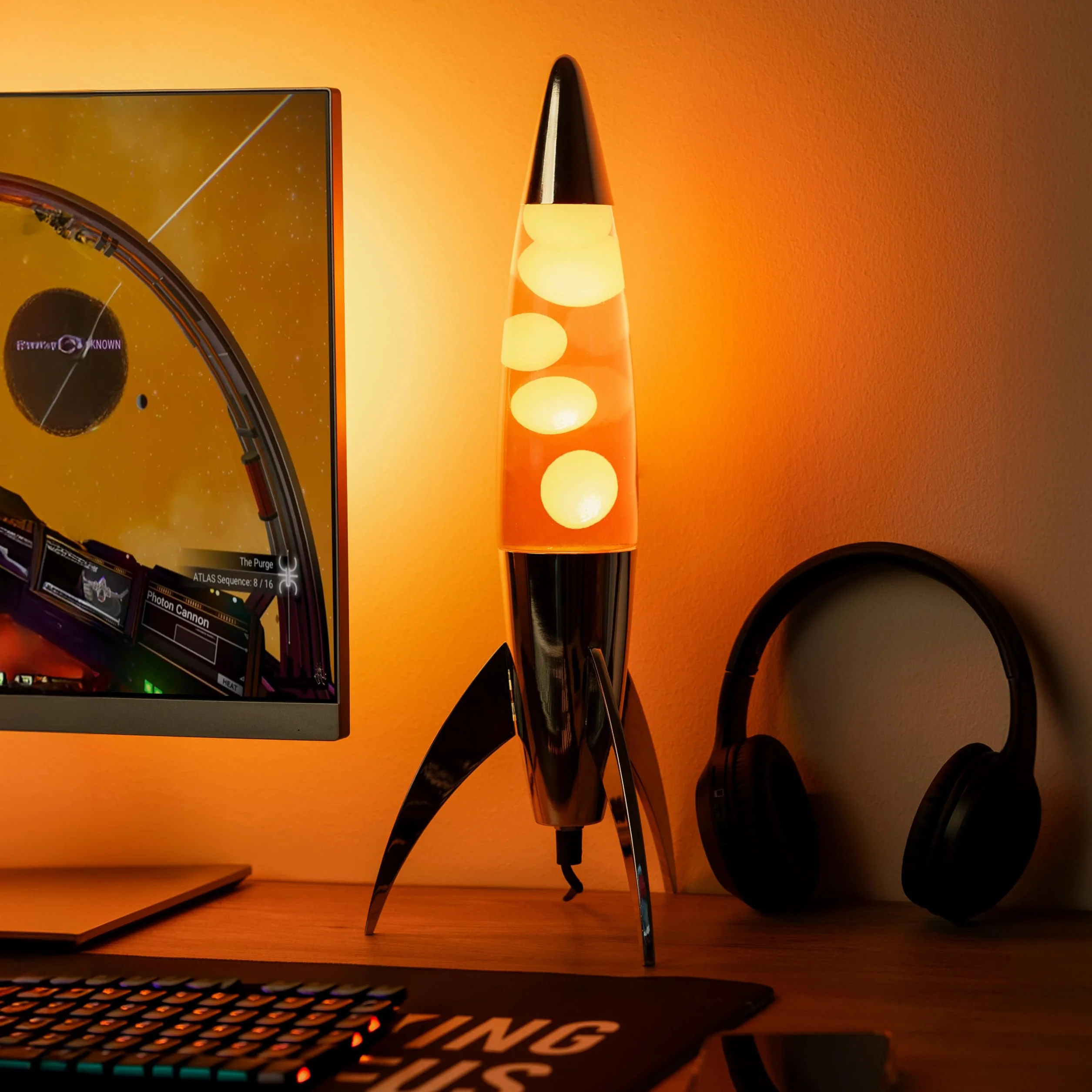 Fisura - Pomarańczowa lampa lawa "rocket”. Chromowana podstawa, pomarańczowy płyn i pomarańczowa lawa. Retro lampa magma z zapasową żarówką. 20 cm x 20 cm x 45 cm.