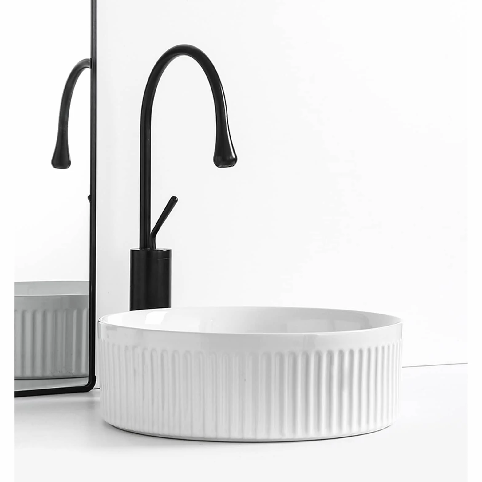 Umywalka łazienkowa 14,0 cala biała okrągła umywalka nowoczesna umywalka łazienkowa nablatowa ceramiczna porcelana artystyczna z kranem do blatu (czarny zestaw kranu)