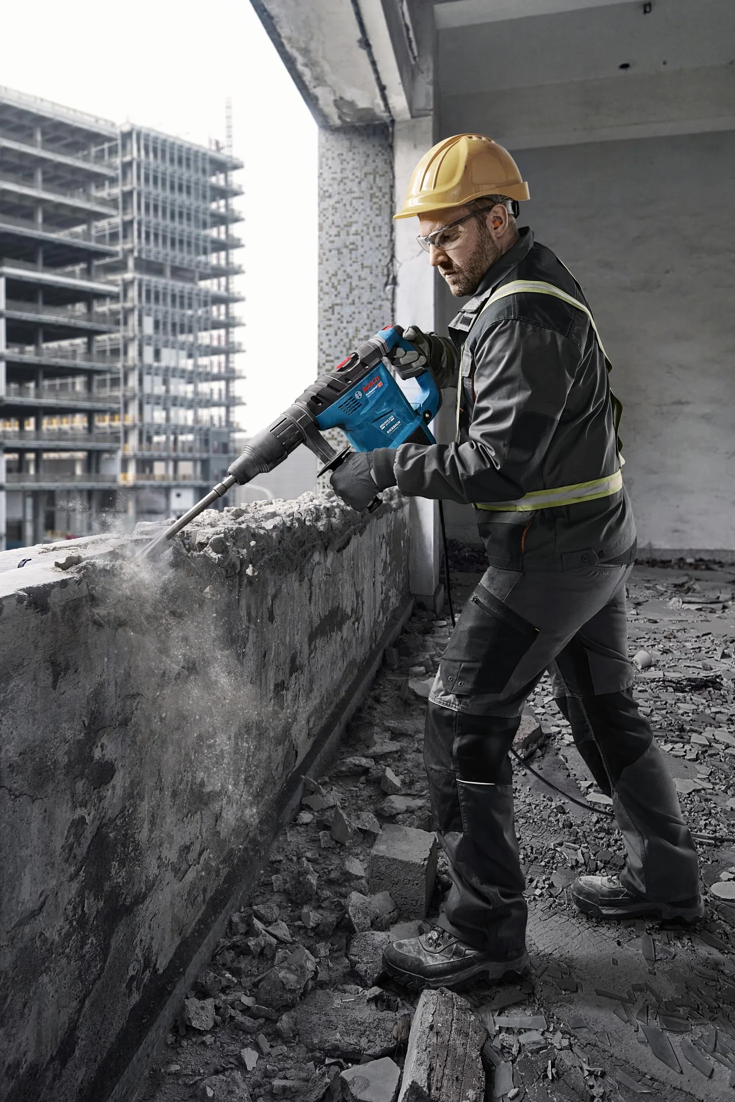 Bosch Professional: młot udarowo-obrotowy GBH 6-42 C uchwyt SDS Max, moc silnika 1 300 W, silnik bezszczotkowy, funkcja KickBack Control i system Vibration Control, w walizce