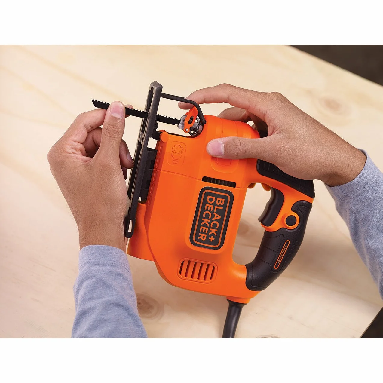 Black+Decker Wyrzynarka, wyrzynarka wahadłowa (520 W, maks. głębokość cięcia 70 mm, z miękkim uchwytem, kanał Sight-Line, pałąk ochronny, zintegrowana funkcja dmuchawy piły, ergonomiczne uchwyty, łącznie z brzeszczotem do drewna) KS701E