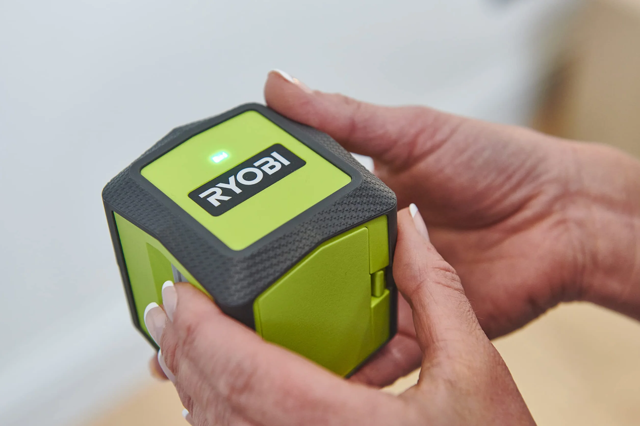 RYOBI Zielony Laser Krzyżowy RBCLLG2, Automatyczne Poziomowanie, Zasięg Pracy 15 m, Dokładność +/- 0.5 mm/m, Zawiera Płytkę Referencyjną, 2 Baterie AA i Gwint Statywu ¼”