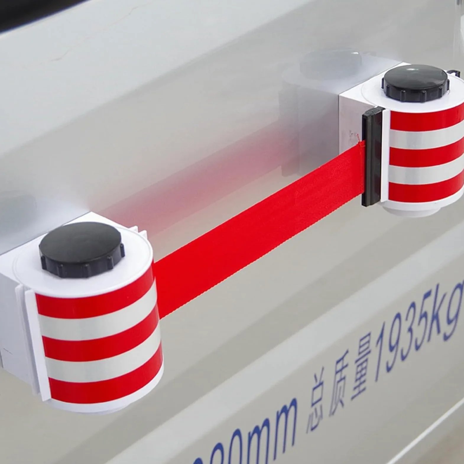 Słupek, rozdzielacz linek, taśma magnetyczna z barierą zwijaną w kolejce, taśma odblaskowa do kontroli masy może być używana w nocy(5m/16.4ft)
