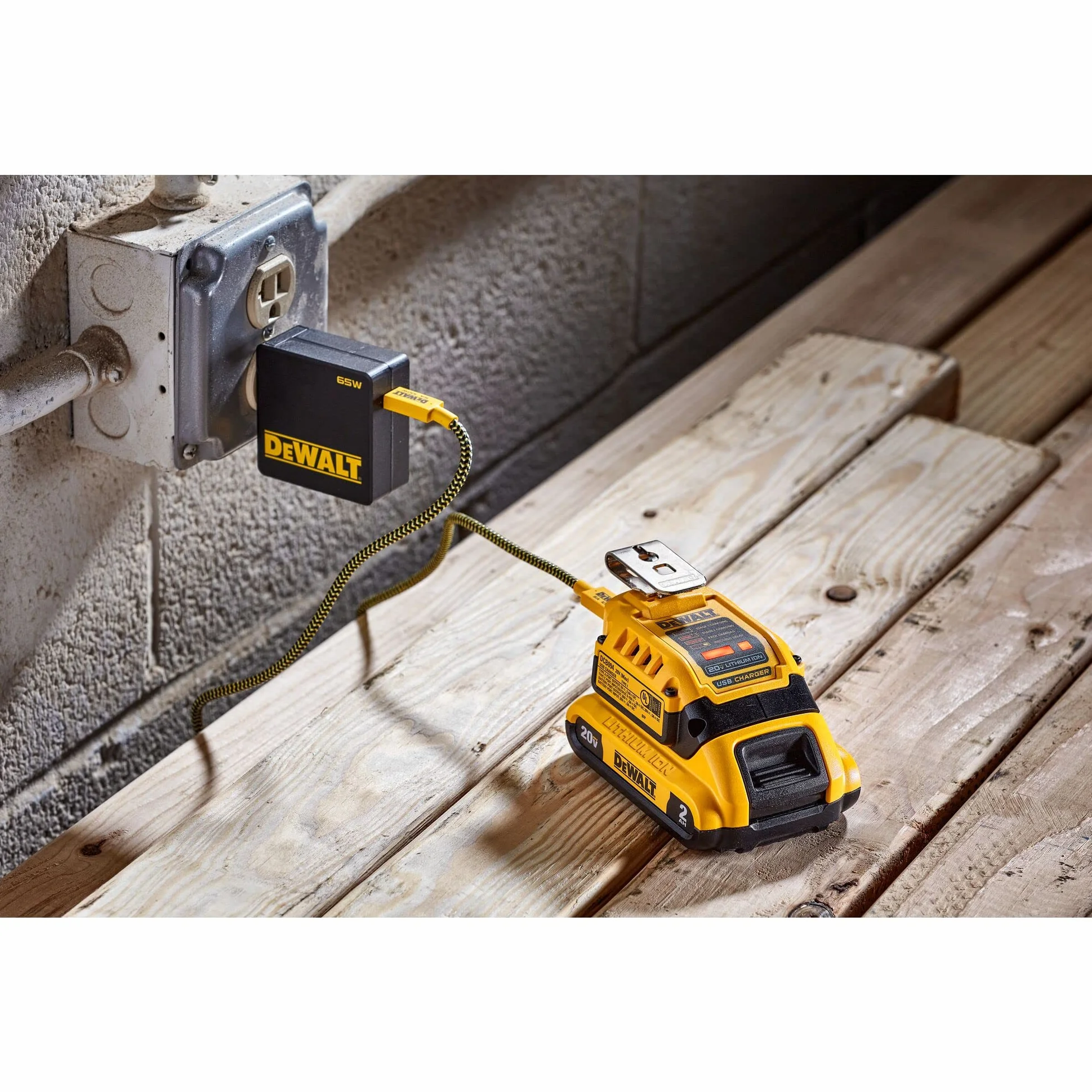 DEWALT DCB094K-QW ładowarka kombi z funkcją powerbanku, do wszystkich akumulatorów XR i XR Flexvolt 18 V, 5A 230 V, w zestawie kabel USB-C (E), metalowy haczyk do paska