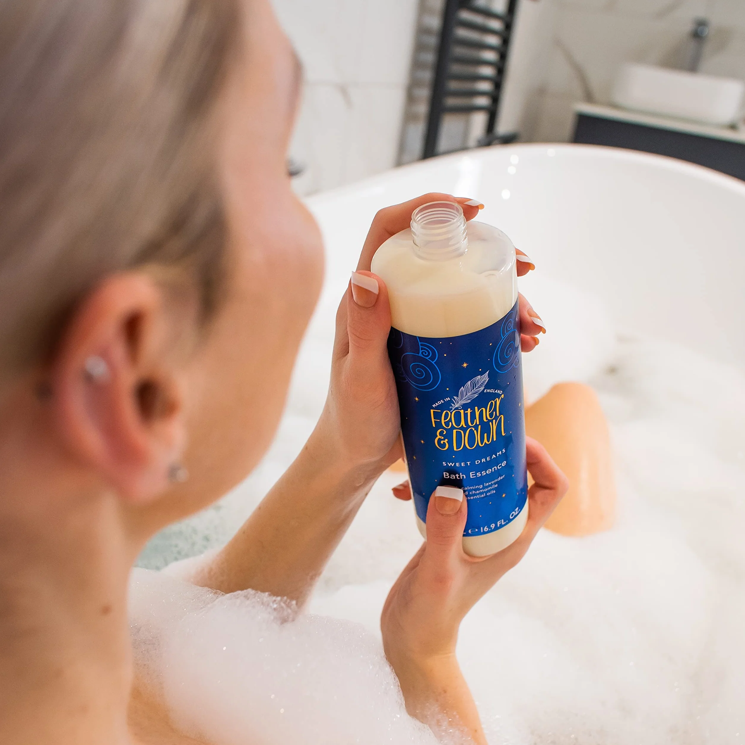 Feather & Down Esencja kąpielowa Sweet Dream (500 ml) – z uspokajającymi olejkami eterycznymi z lawendy i rumianku. Przyczynia się do przygotowania do spokojnego odpoczynku w nocy.