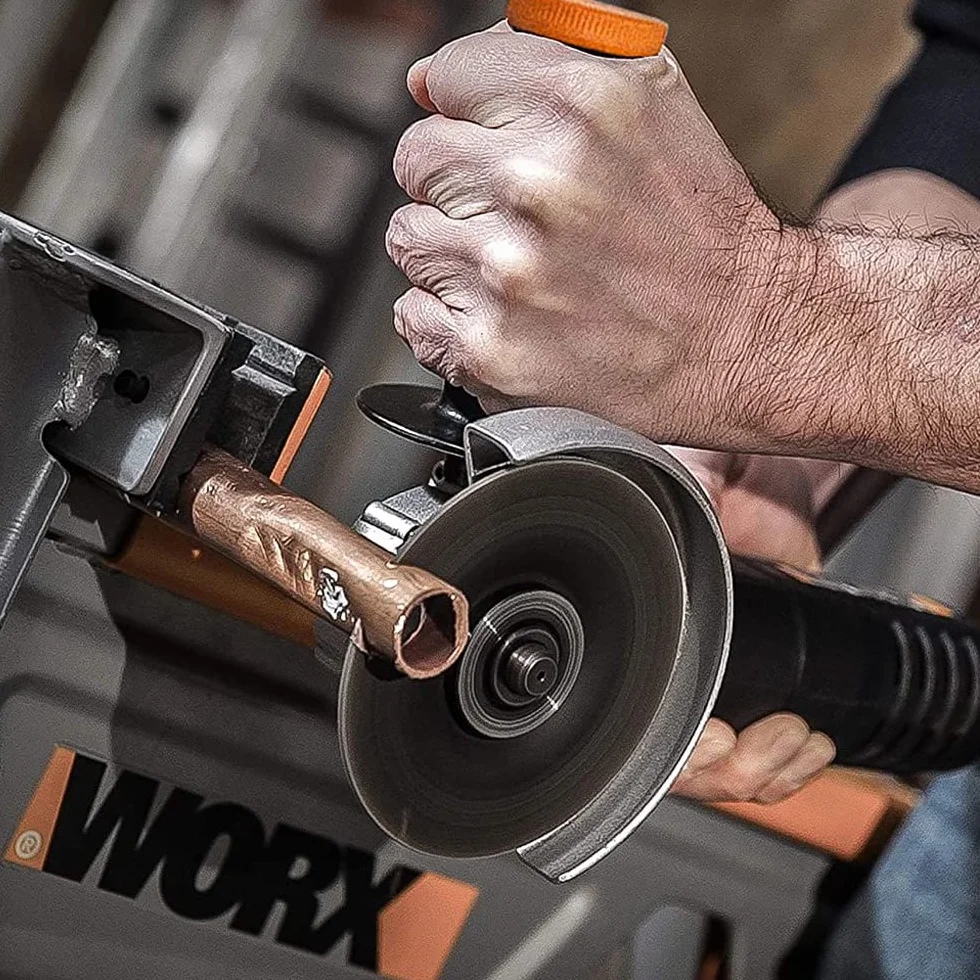 WORX WX717 szlifierka kątowa 750 W – prędkość obrotowa biegu jałowego 11000/min – średnica tarczy 115 mm – większy komfort użytkowania dzięki dodatkowemu uchwytowi – trwała i odporna