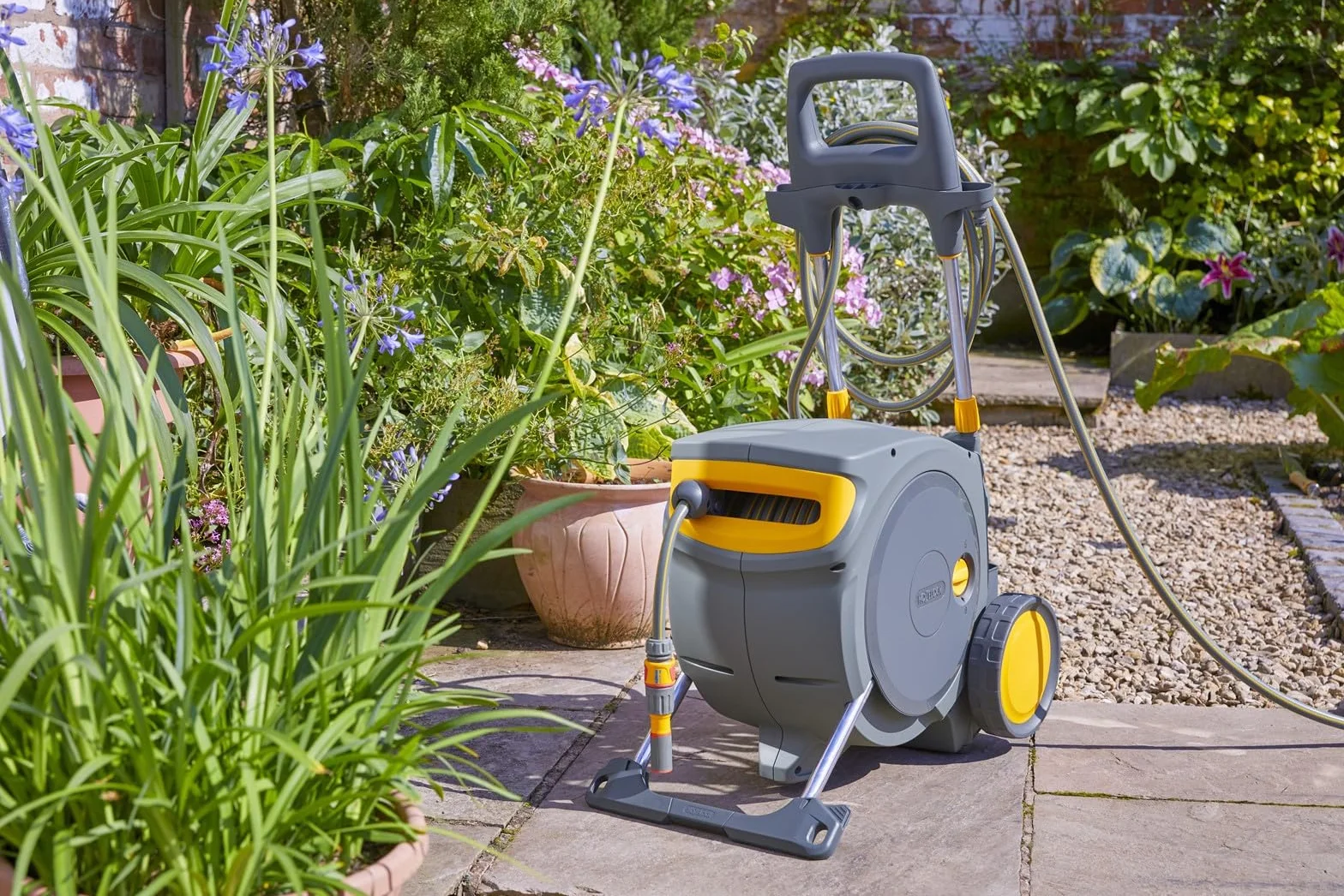 Wózek Hozelock Pro | Auto Reel Mobile | W zestawie: wąż ogrodowy 35 m, dysza 3 w 1, zestaw złączy i złączek | Automatyczne nawijanie i nakładanie | Doskonała mobilność