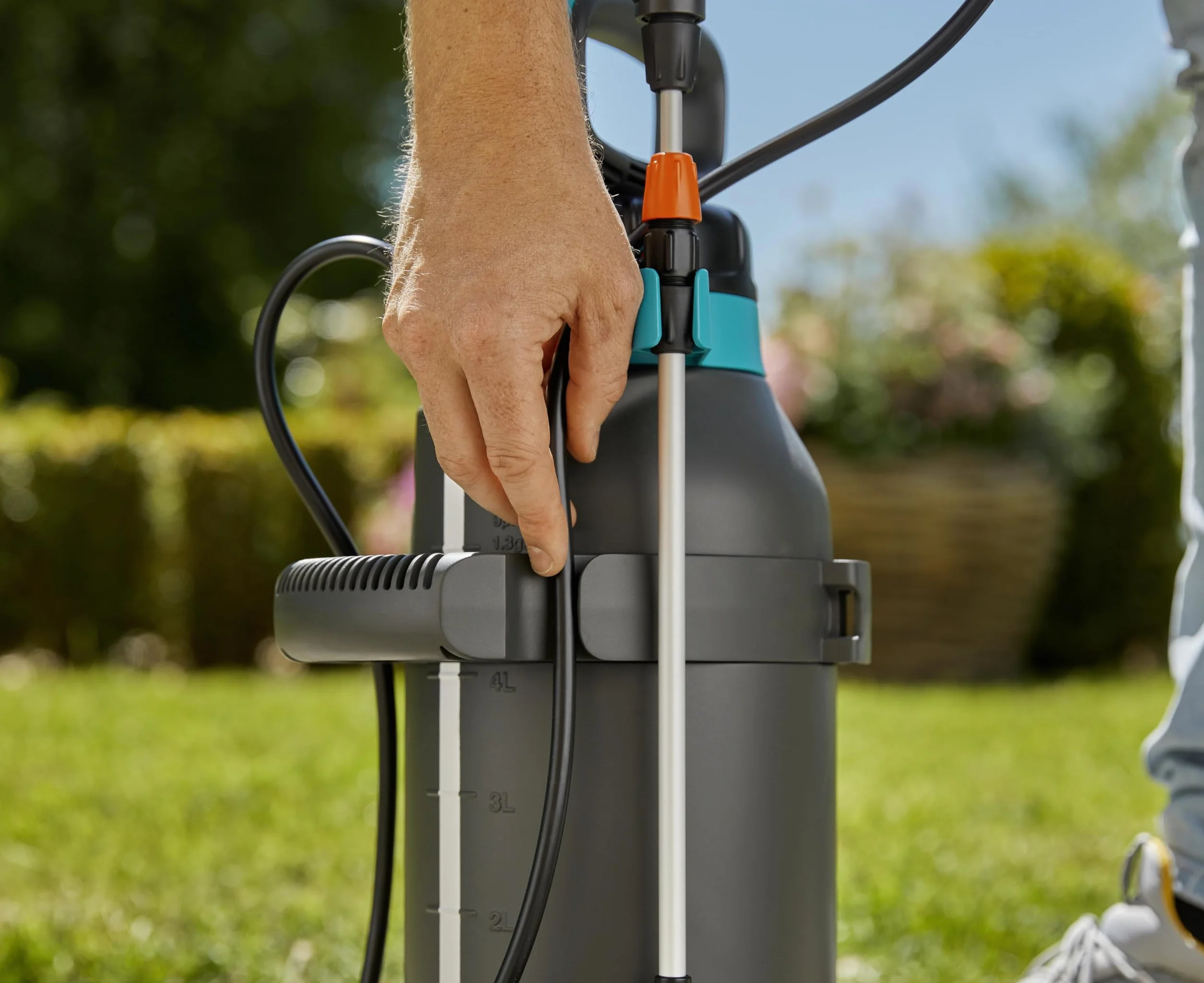 Gardena opryskiwacz ciśnieniowy 5 l Plus: Opryskiwacz ciśnieniowy ze stopniem, lancą teleskopową z funkcją blokady, paskiem do noszenia i ochroną dyszy, kątowa dysza mosiężna (11138-20)