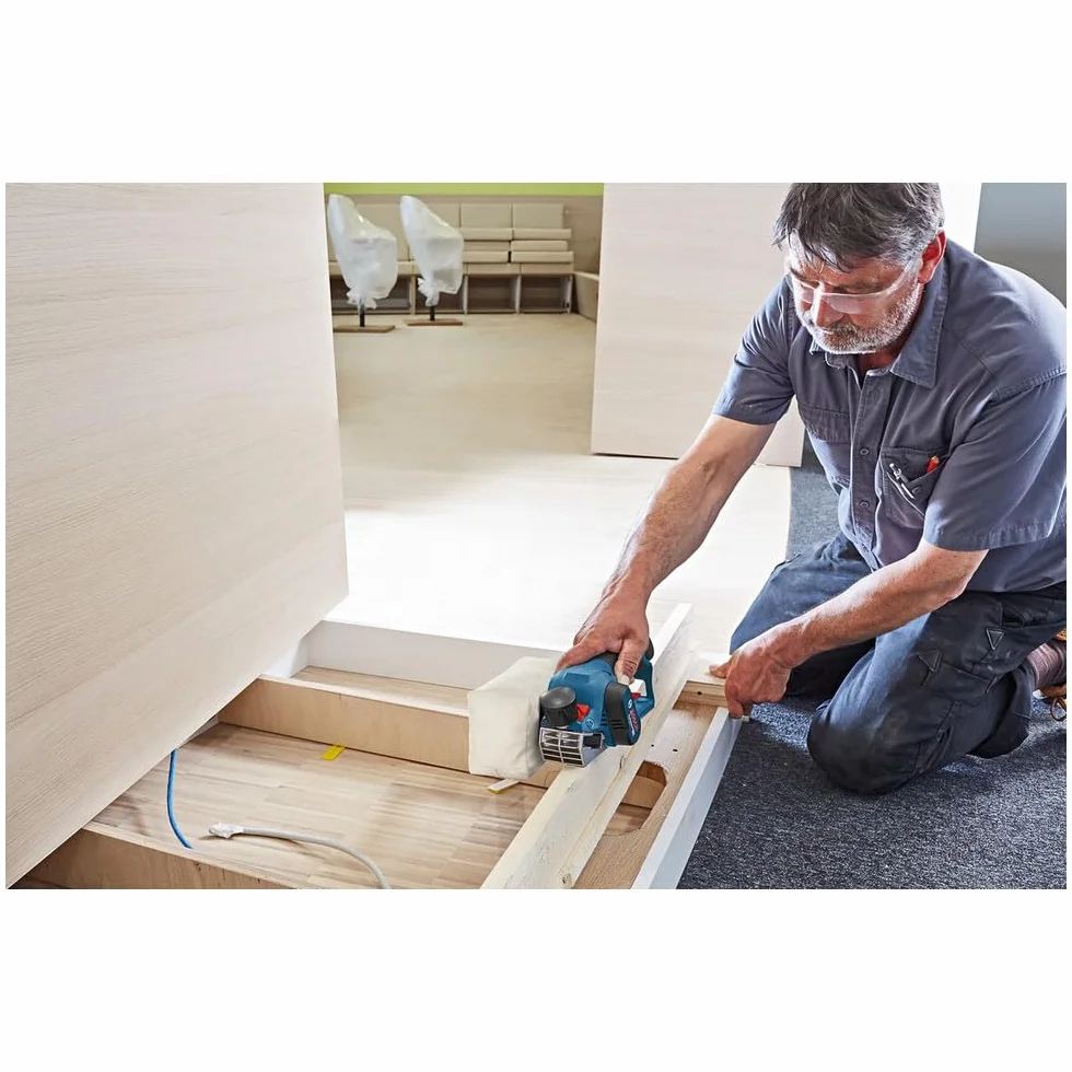 Bosch Professional GHO 12V-20 akumulatorowy strug 12V 56 mm 2 akumulatory GBA 12V 3.0Ah ładowarka L-BOXX