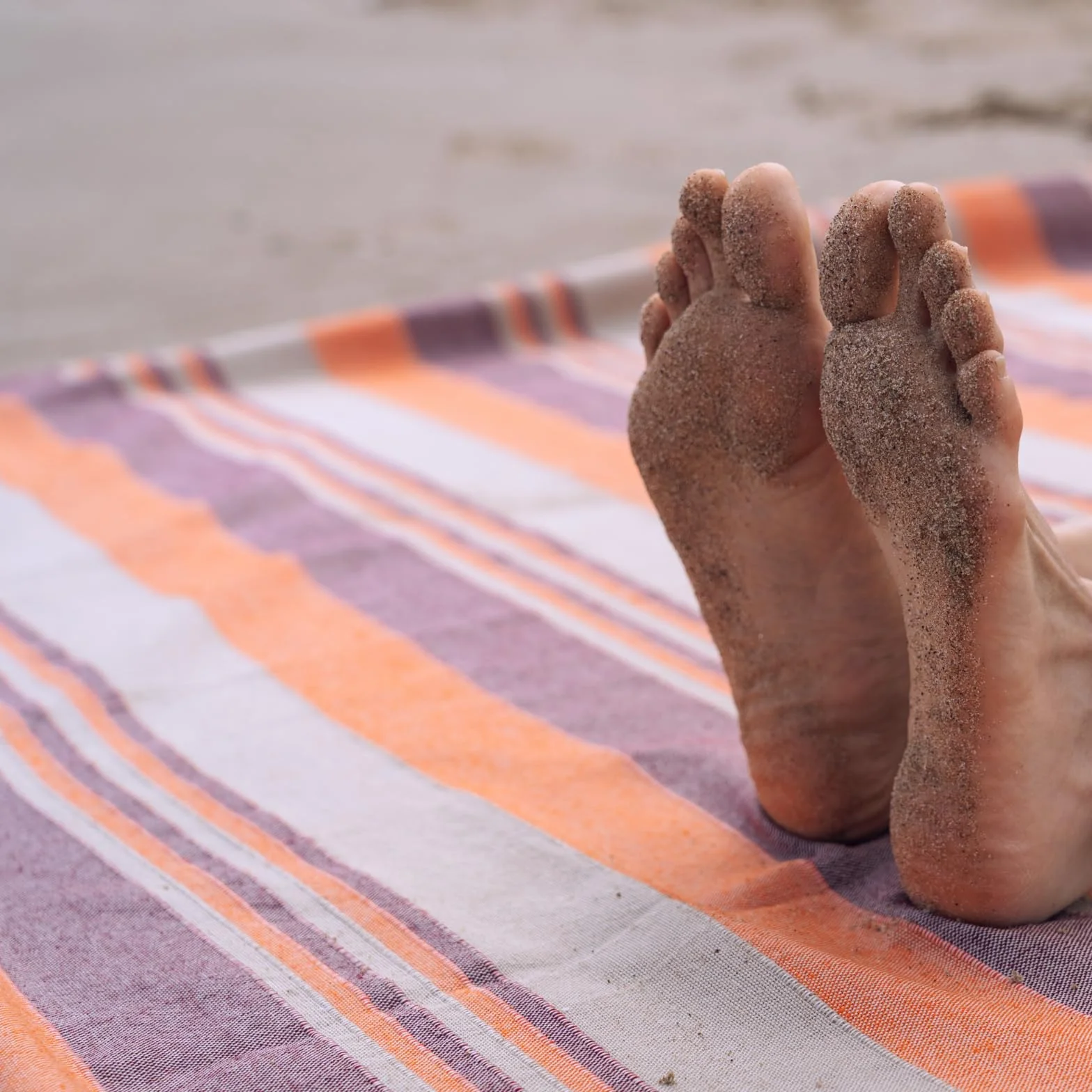 MOMOMUS Koc piknikowy XXL na plażę – składany, duży i z frędzlami – mata plażowa/koc plażowy, bez piasku, na piknik lub lekki koc kempingowy, kolor łososiowy, 210 x 240 cm