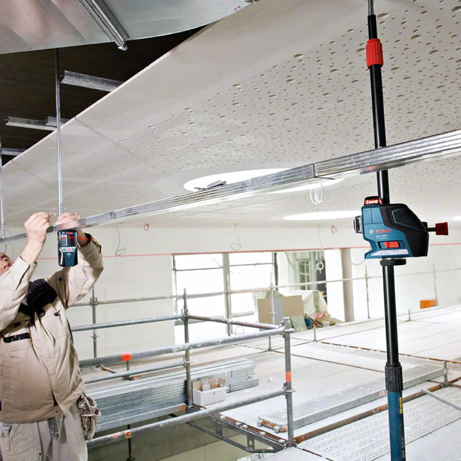 Bosch Professional Odbiornik laserowy LR 7 (czerwona i zielona wiązka, 2 baterie 1,5 V AAA, zakres pracy: 5–50 m, pokrowiec)
