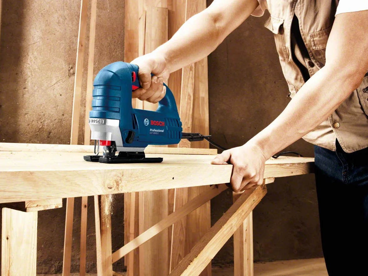 Bosch Professional: wyrzynarka GST 8000 E (710 W, prędkość skokowa bez obciążenia 800 – 3.100 min-1, 1 brzeszczot do wyrzynarek T144 D, osłona przeciwodpryskowa)