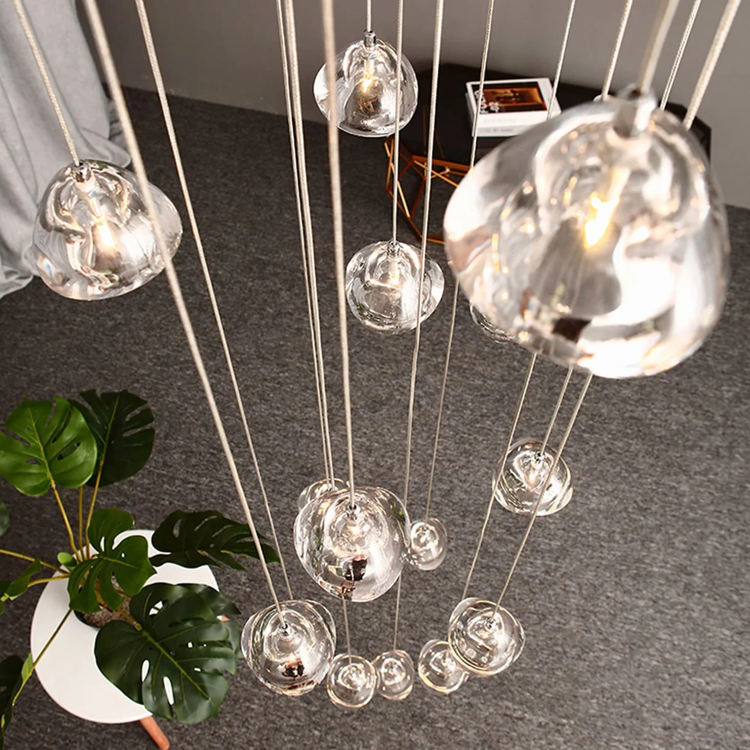 Nowoczesna Lampa Wisząca LED Villa - Żyrandol z Regulacją Wysokości do Jadalni, Przedpokoju, Klatki Schodowej, Salonu, Hotelu - Szklana, Okrągła, 14 Żarówek