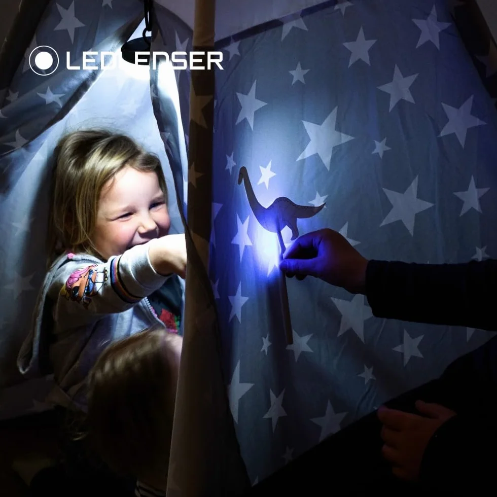 Ledlenser KidBEAM4 latarka dla dzieci, 4 kolory LED AAA latarka zasilana bateriami, lekka 72 g, z klipsem kieszonkowym, funkcja automatycznego wyłączania, doskonała do czytania, biwakowania i zabawy