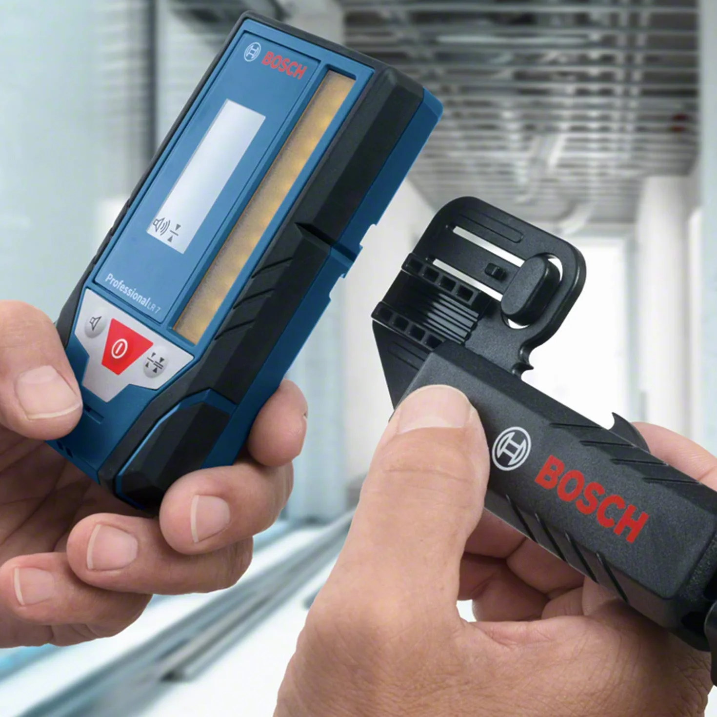 Bosch Professional Odbiornik laserowy LR 7 (czerwona i zielona wiązka, 2 baterie 1,5 V AAA, zakres pracy: 5–50 m, pokrowiec)