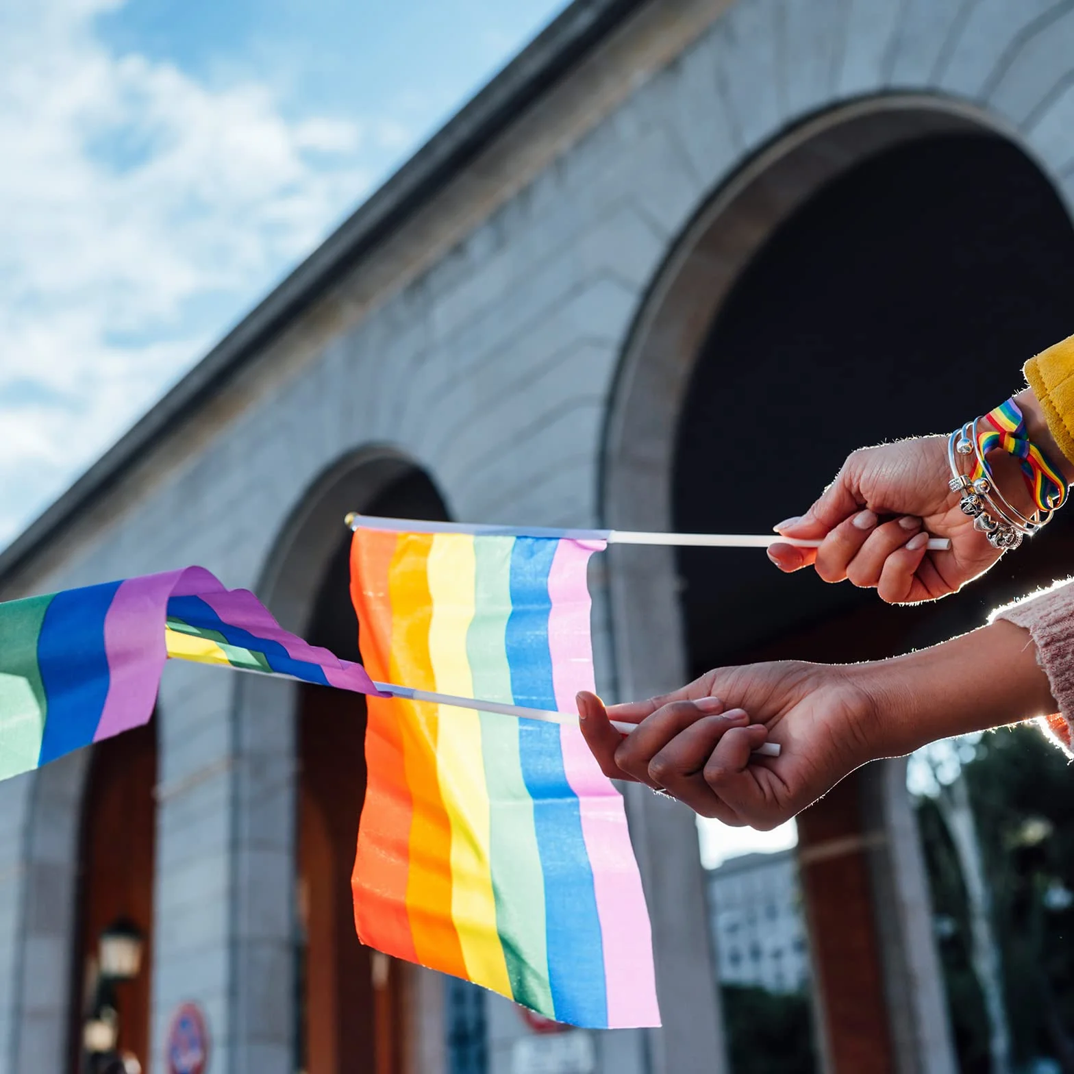 TRIXES Zestaw 15 sztuk tęczowych flag machających LGBTQ+ Pride NHS banery z patyczkami 20x28 cm