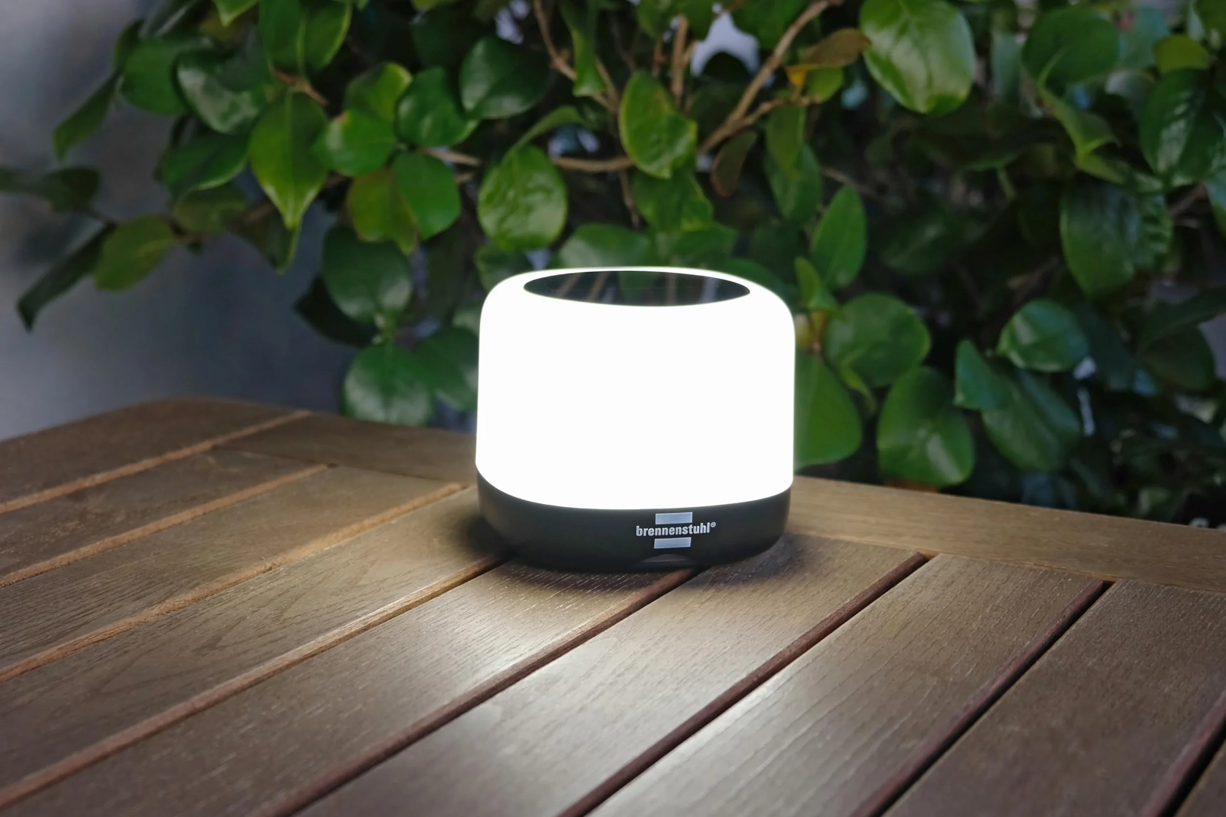 Brennenstuhl ładowalna solarna lampa zewnętrzna LED GL 400 AS (lampa kempingowa IP44 o mocy 400 lm, czas świecenia do 45h, 3 poziomy przełączania, wymienny akumulator 18650, powerbank, kabel USB C)