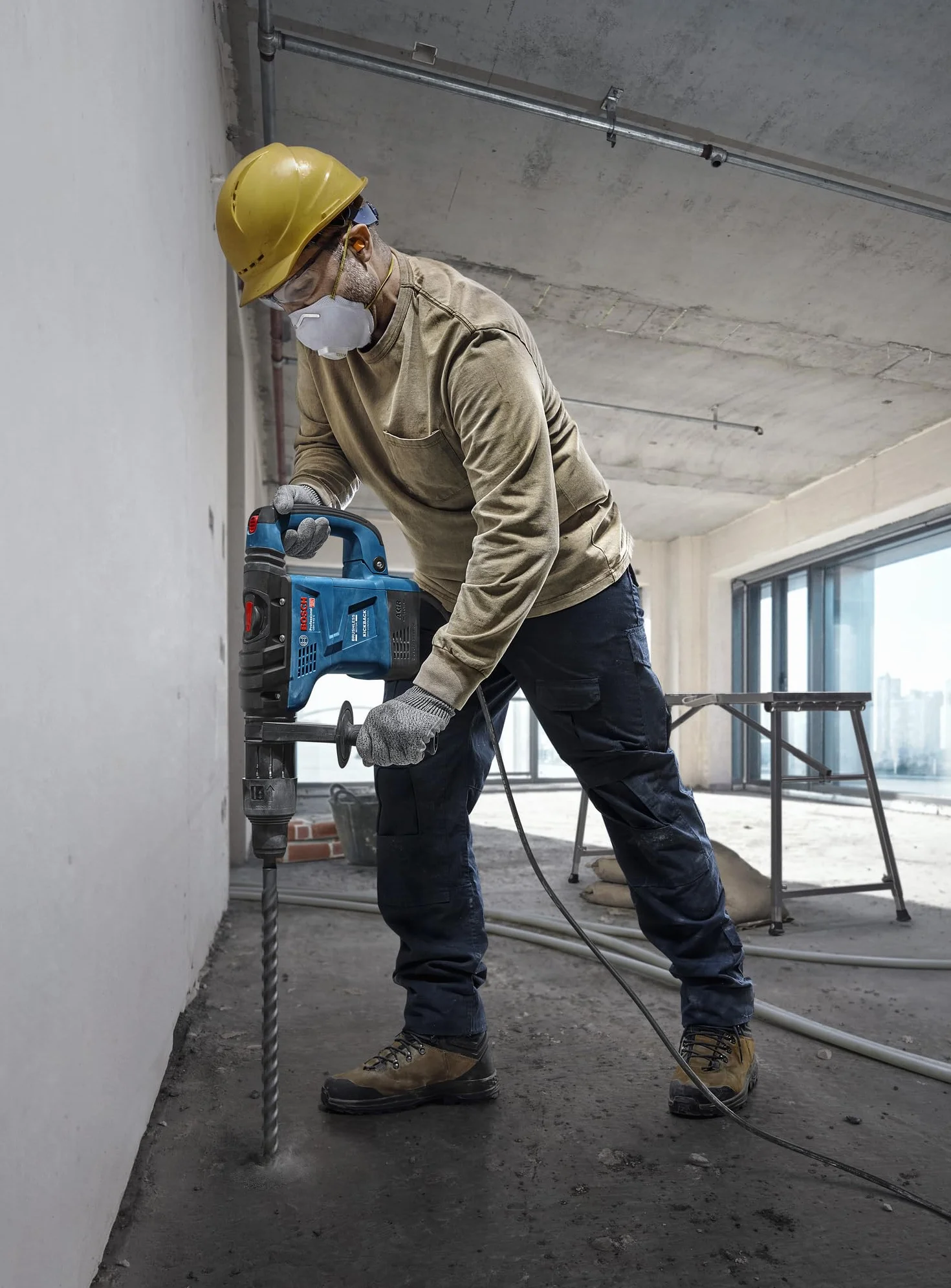 Bosch Professional: młot udarowo-obrotowy GBH 6-42 C uchwyt SDS Max, moc silnika 1 300 W, silnik bezszczotkowy, funkcja KickBack Control i system Vibration Control, w walizce