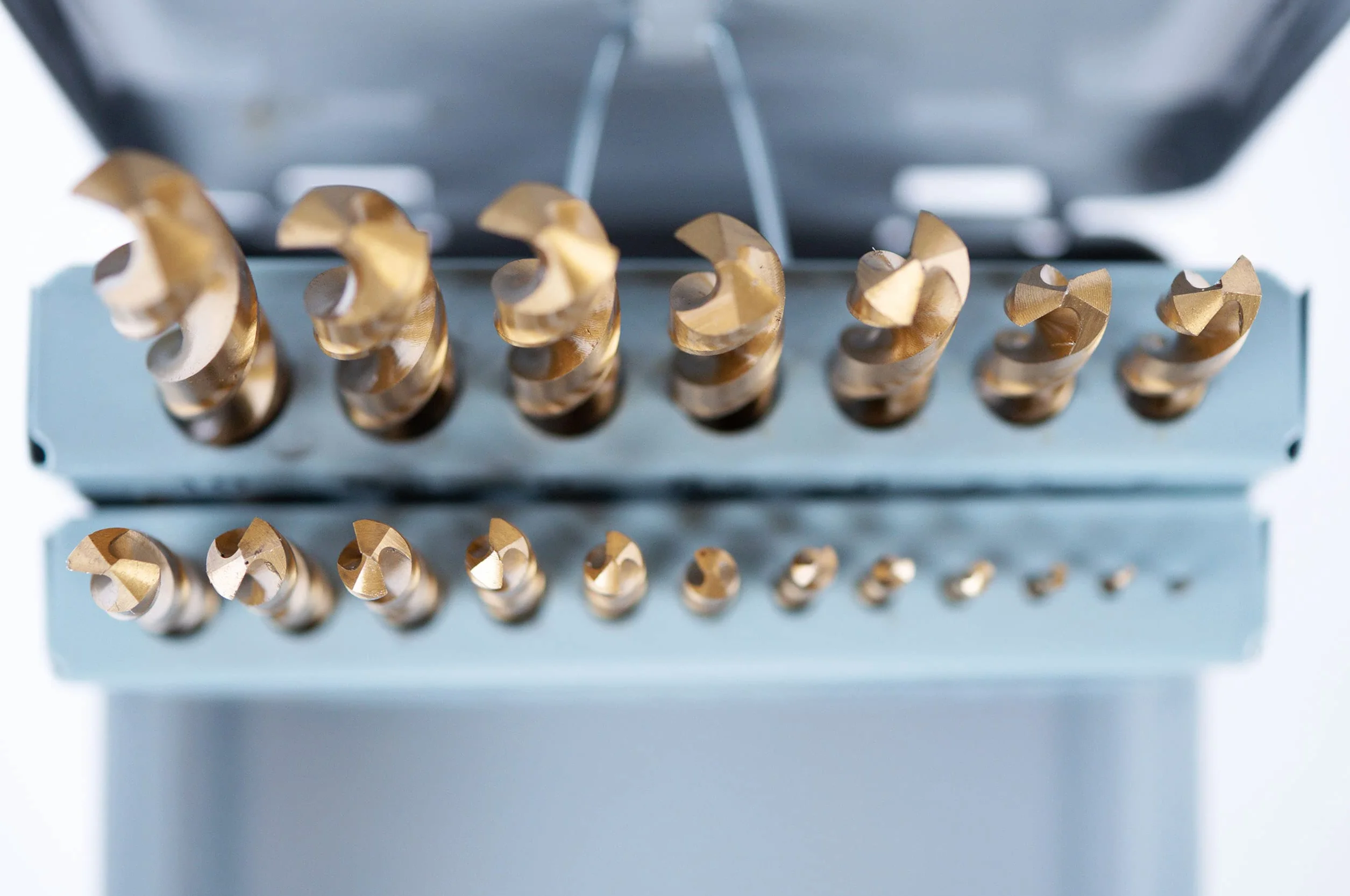 GSR Zestaw wierteł spiralnych 19-częściowy, zestaw wierteł stalowych zgodnych z normą DIN 338, HSS-G TiN zestaw wierteł do metalu 1-10 mm, szlifowane, tytan, nitrowane, akcesoria do wiertarek, w zestawie metalowe pudełko