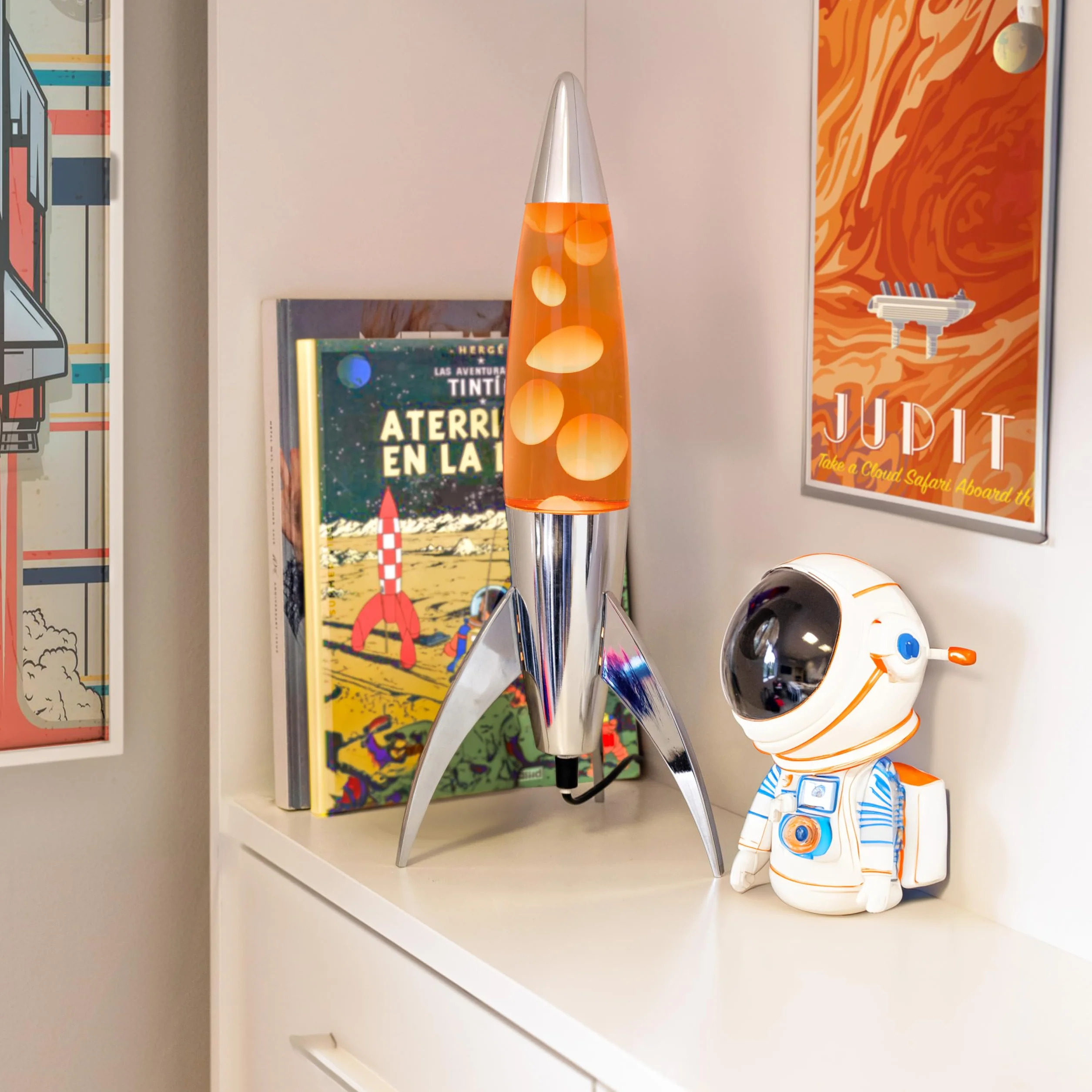 Fisura - Pomarańczowa lampa lawa "rocket”. Chromowana podstawa, pomarańczowy płyn i pomarańczowa lawa. Retro lampa magma z zapasową żarówką. 20 cm x 20 cm x 45 cm.