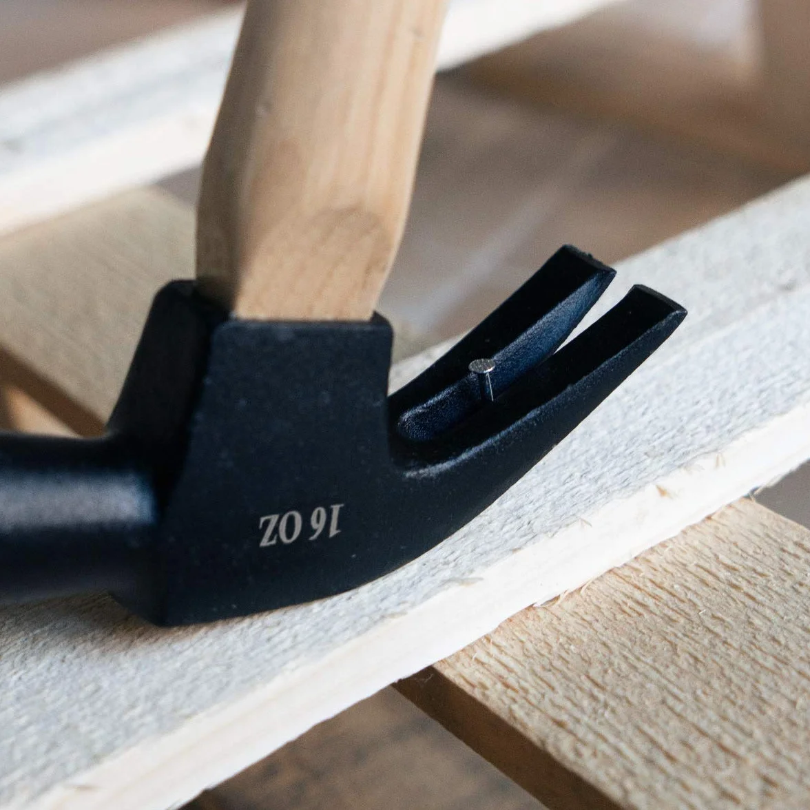 Navaris Młotek pazurowy z drewnianym trzonkiem Hickory – długość trzonka 33 cm – 450 g – głowica młotka ze stali nierdzewnej, drewniany trzonek – młotek z wyciąganiem do paznokci