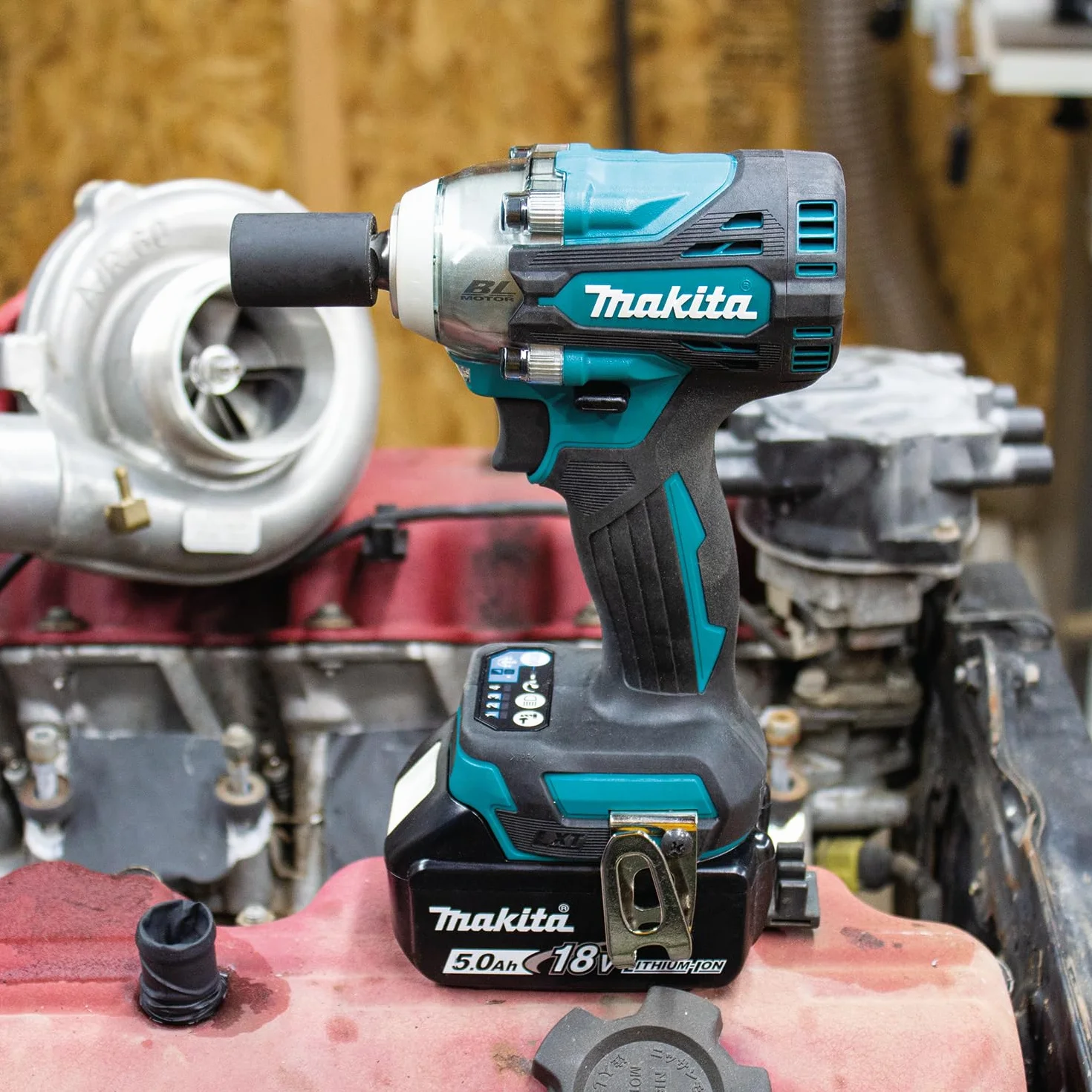 Makita DTW300TJX7 akumulatorowa wkrętarka udarowa 18 V w zestawie szybka ładowarka DC18RC i 2 x akumulatory BL1850B 5,0 Ah + 14-częściowy zestaw końcówek udarowych (E-16586) w MAKPAC rozm. 2