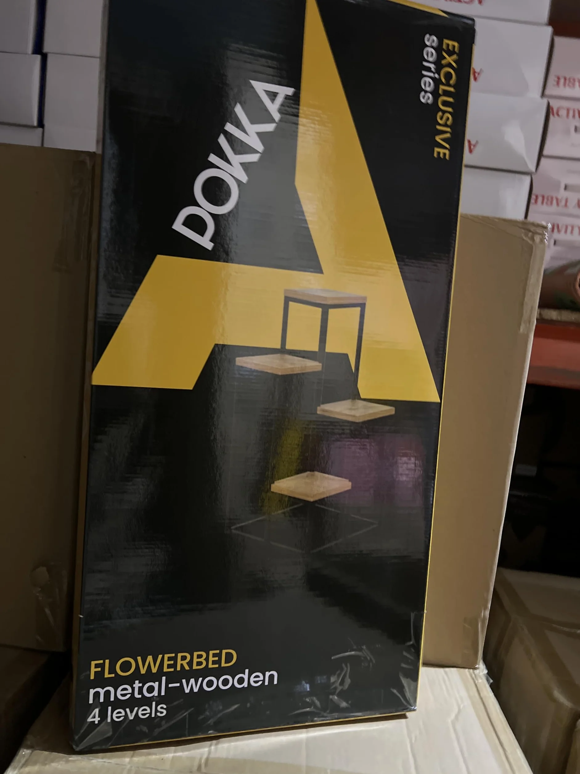 POKKA Kwietnik Stojący Metalowy, Stal Malowana Proszkowo z MDF, Czarny/Dąb, 4-Poziomowy, 69,5 x 34 x 34 cm, Obciążenie 15 kg na Półkę