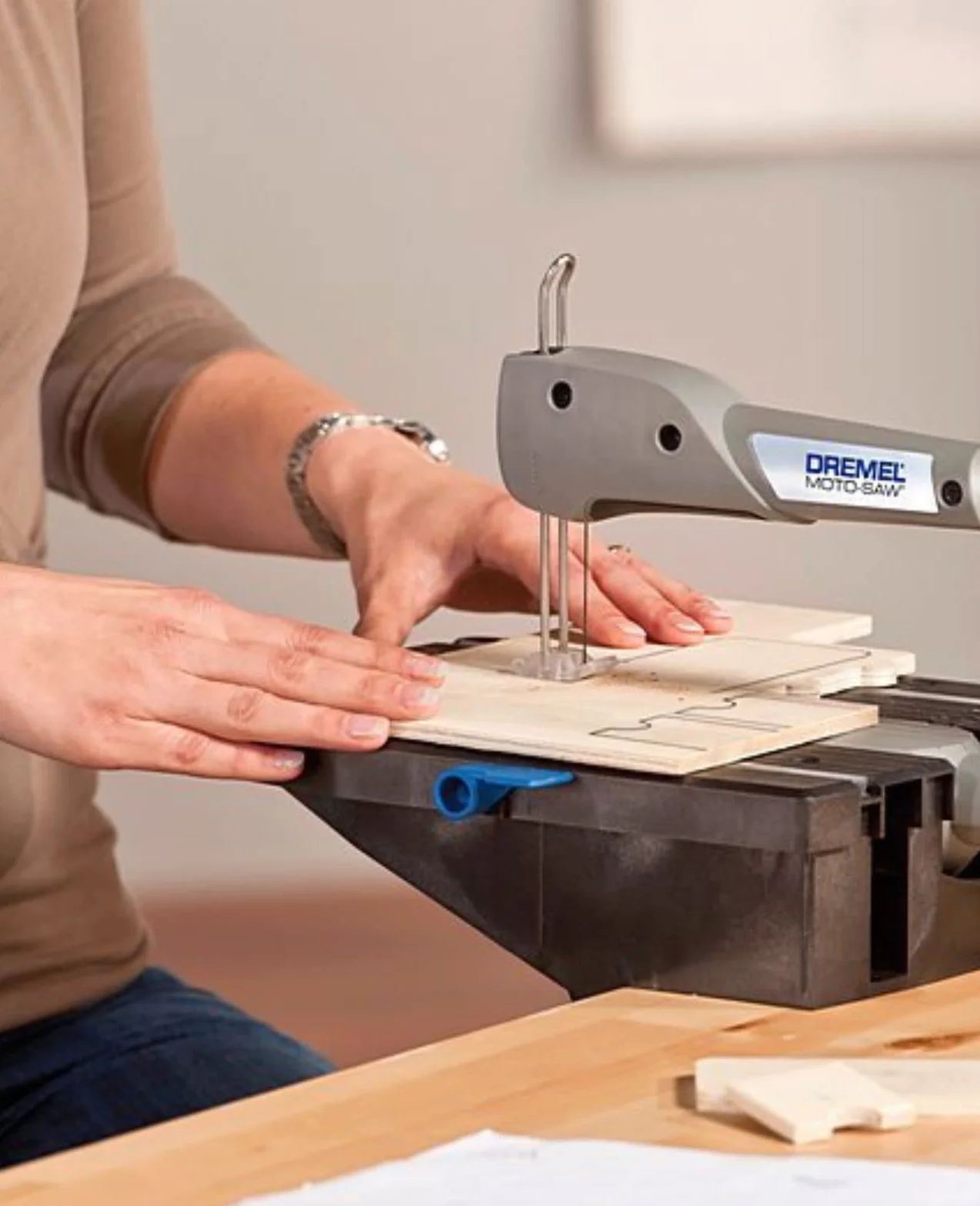 Dremel MS20 Moto-Saw wyrzynarka brzeszczotowa, kompaktowa piła i wyrzynarka „dwa w jednym” (70 W) z 1 przystawką i 5 brzeszczotami