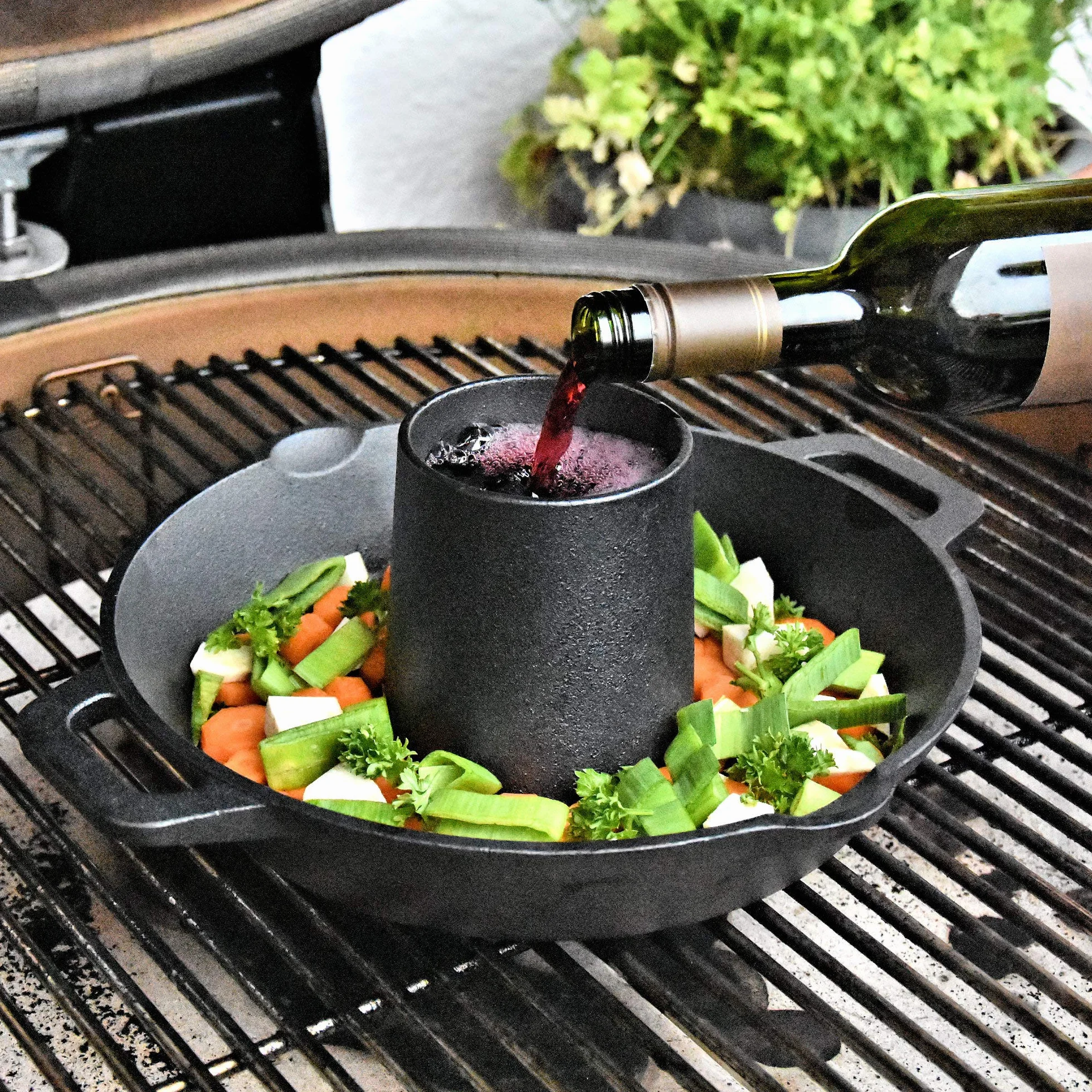 BBQ-Toro Gusseisen Hähnchenbräter Ø 28 cm Aroma-Kegel Geflügelbräter Chicken Roaster