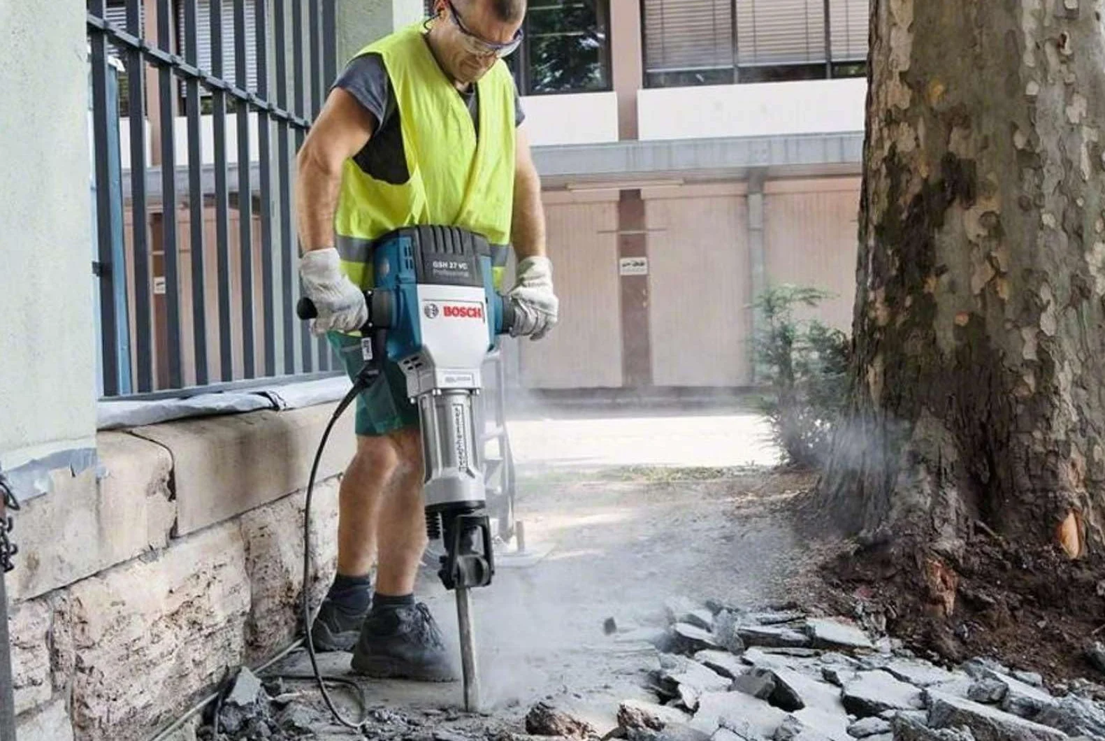 Bosch Professional: młot udarowy GSH 27 VC (moc znamionowa 2 000 W, maks. energia udaru 62 J, liczba udarów przy nominalnej prędkości obrotowej 1 000 min–1)