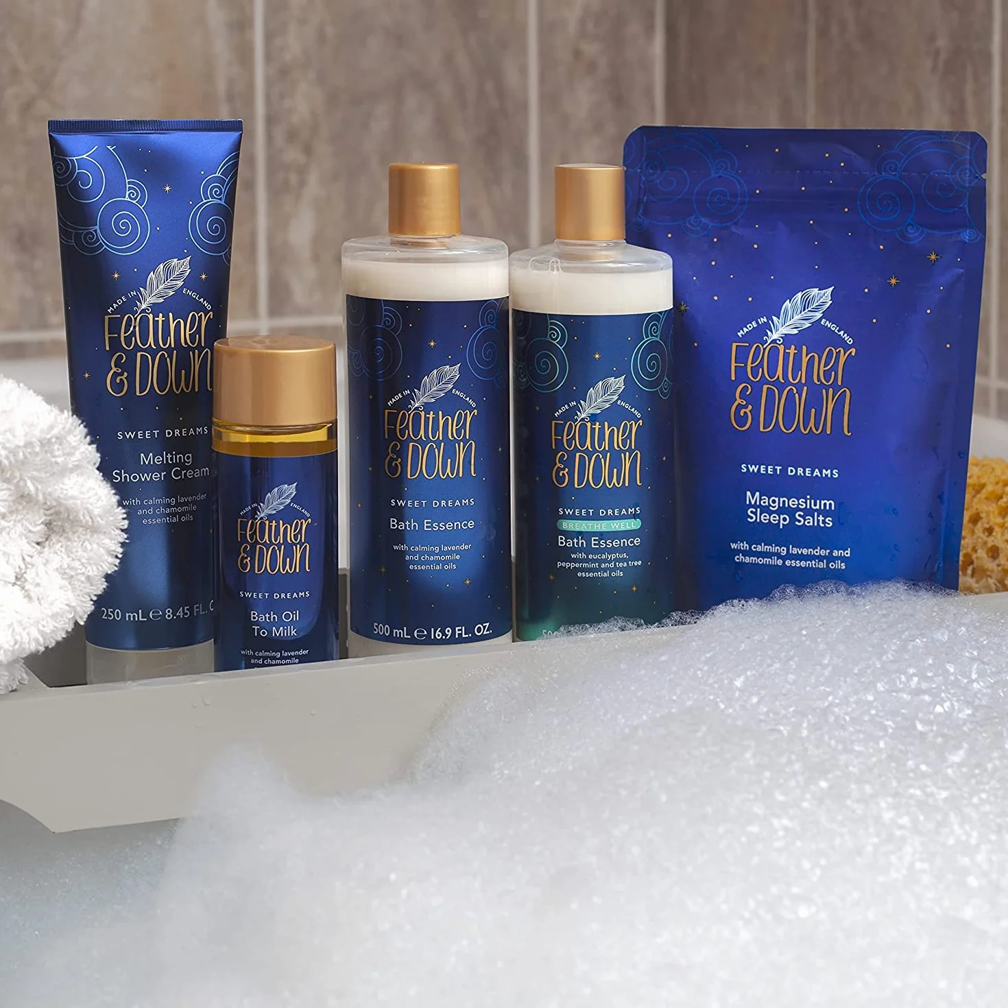 Feather & Down Esencja kąpielowa Sweet Dream (500 ml) – z uspokajającymi olejkami eterycznymi z lawendy i rumianku. Przyczynia się do przygotowania do spokojnego odpoczynku w nocy.