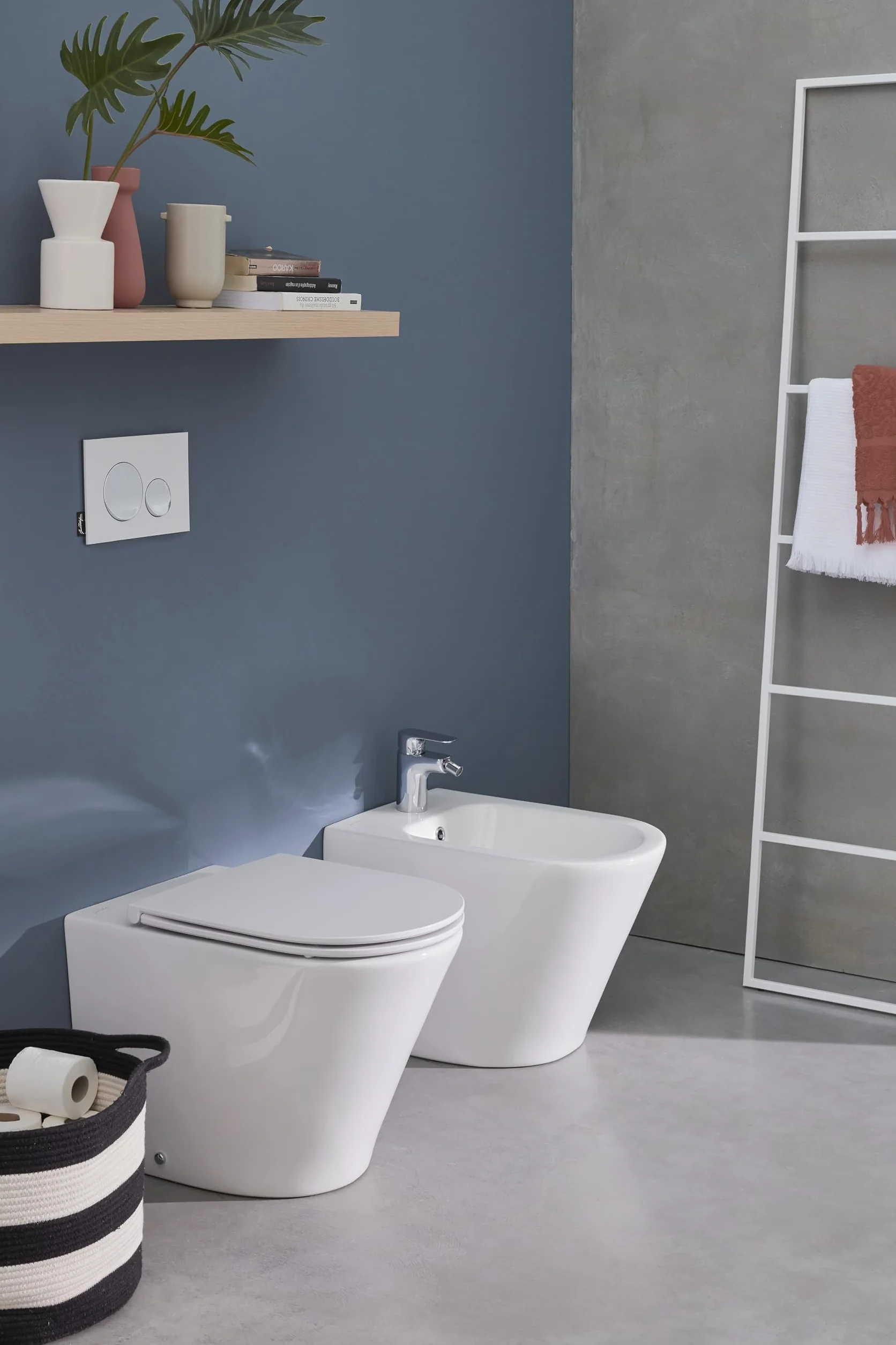 JACOB DELAFON Ceramiczny bidet do podłogi owiewka do ściany Łatwe czyszczenie i konserwacja Łatwa instalacja Kolor biały RODIN+ EBJ0002-00