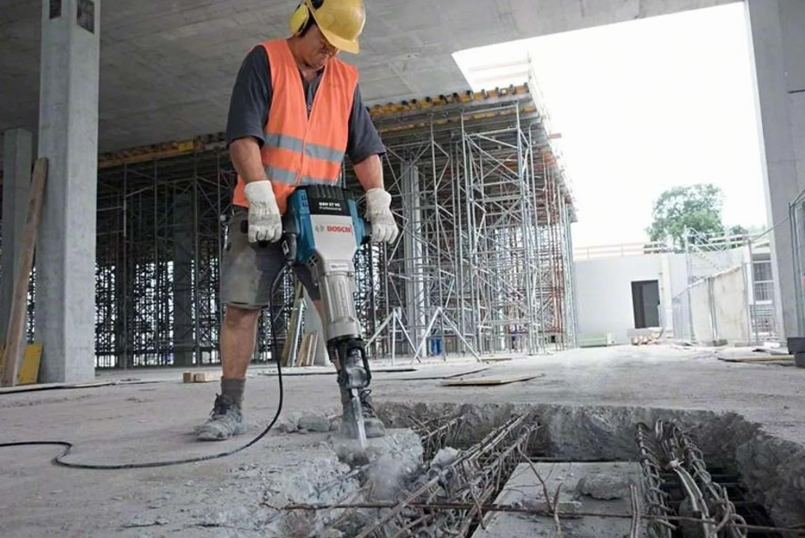Bosch Professional: młot udarowy GSH 27 VC (moc znamionowa 2 000 W, maks. energia udaru 62 J, liczba udarów przy nominalnej prędkości obrotowej 1 000 min–1)