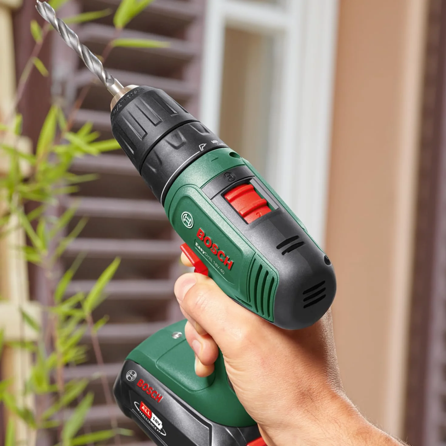 Bosch Home and Garden Wiertarka akumulatorowa EasyDrill 18V-40 (wkręcaniem wkrętów oraz wierceniem w drewnie, metalu i tworzywach sztucznych; 241 bitów; 1 akumulator 1,5 Ah; system 18V; SystemBox)