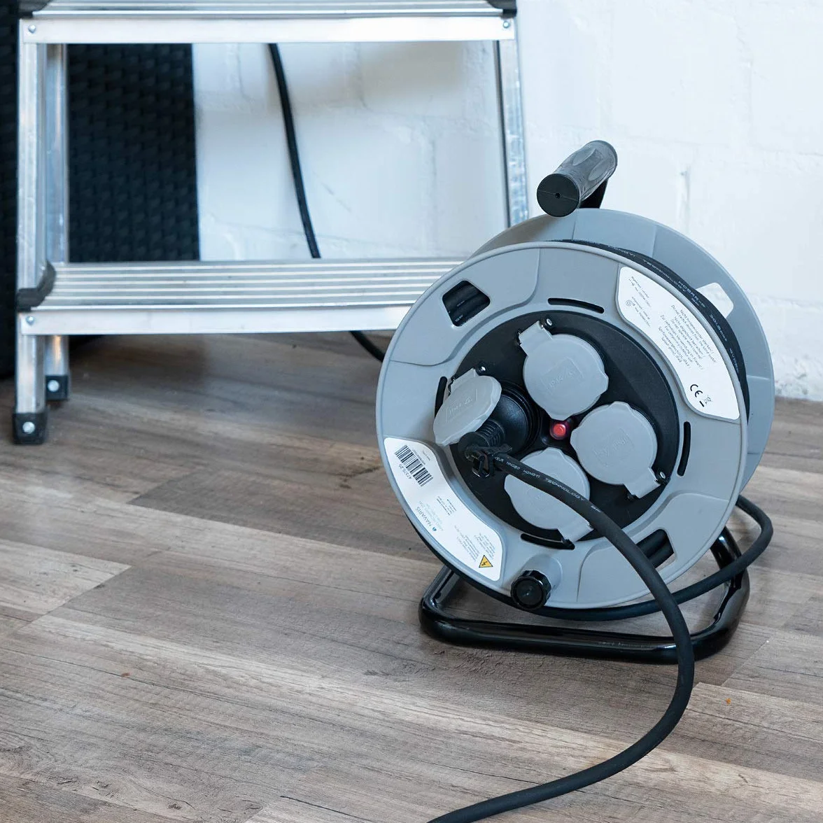 Navaris Zwijacz kabli - Ręczny podajnik kabla elektrycznego 25m 230V 4 wtyczki wtykowe - Przedłużacz elektryczny z kablem Typ H05RR-F 3G1,5 szary