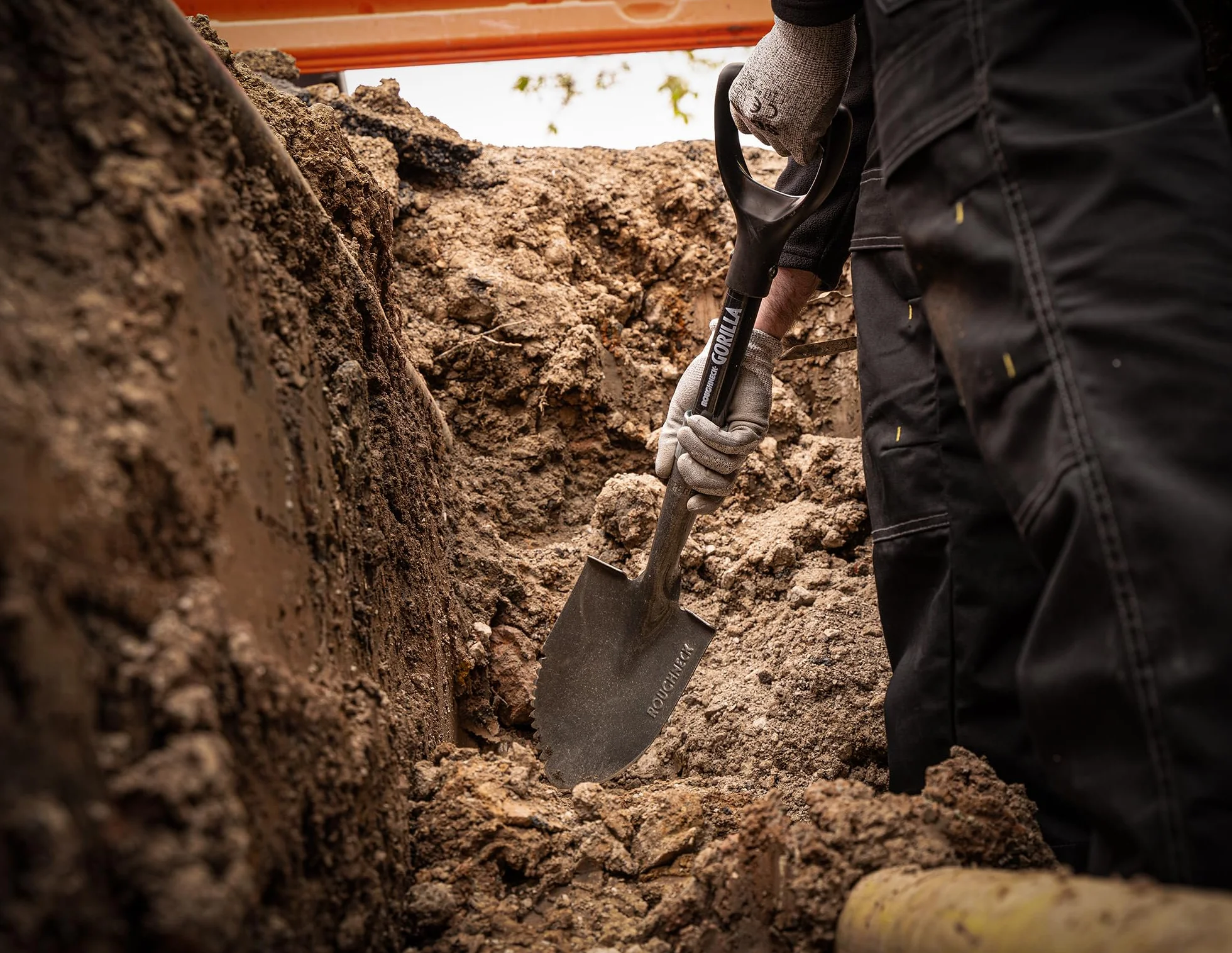 Łopata Roughneck Gorilla Sharp-Edge Micro 690 mm (27") – Wytrzymałe, okrągłe ostrze do cięcia, kopania i otwierania worków z materiałem sypkim w małych, kompaktowych przestrzeniach