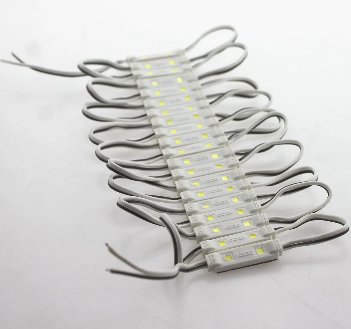 200 diod LED 2835, 2 x moduł LED 80-90 lm na moduł, wodoszczelne, dekoracyjne światło do znaków reklamowych, z taśmą klejącą na tylnej stronie nowoczesne klapki letnie kolorowe klapki z
