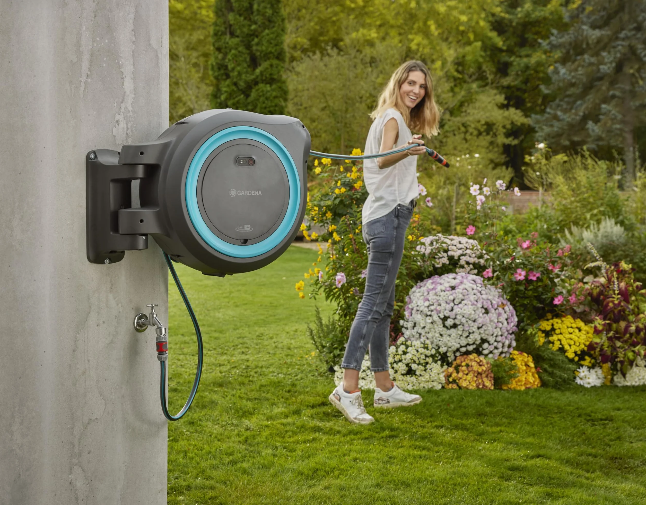 Gardena akumulatorowa skrzynka naścienna na wąż PowerRoll XXL solo – zwijacz węża z 40 m wężem, prowadnicą węża i systemem RollControl, zasilany bateryjnie, odporny na UV i mróz (18645-55)