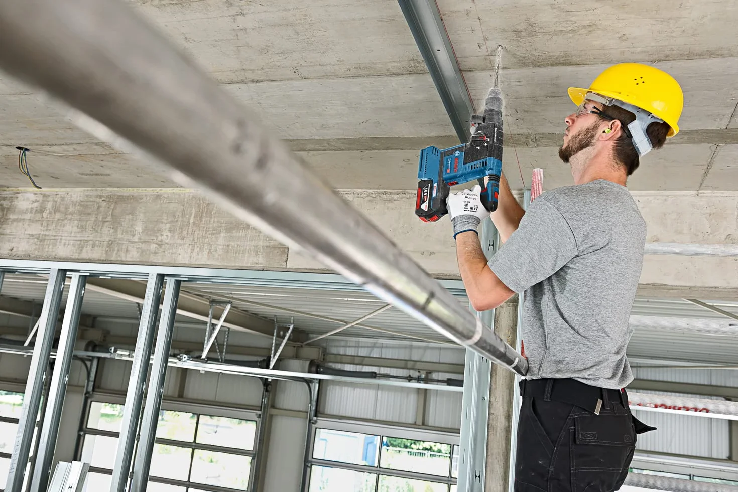 Bosch Professional system 18V: akumulatorowy młot udarowo-obrotowy GBH 18V-26 F (2 akumulatory ProCORE18V 5.5 Ah, ładowarka GAL 1880 CV, walizka L-BOXX)