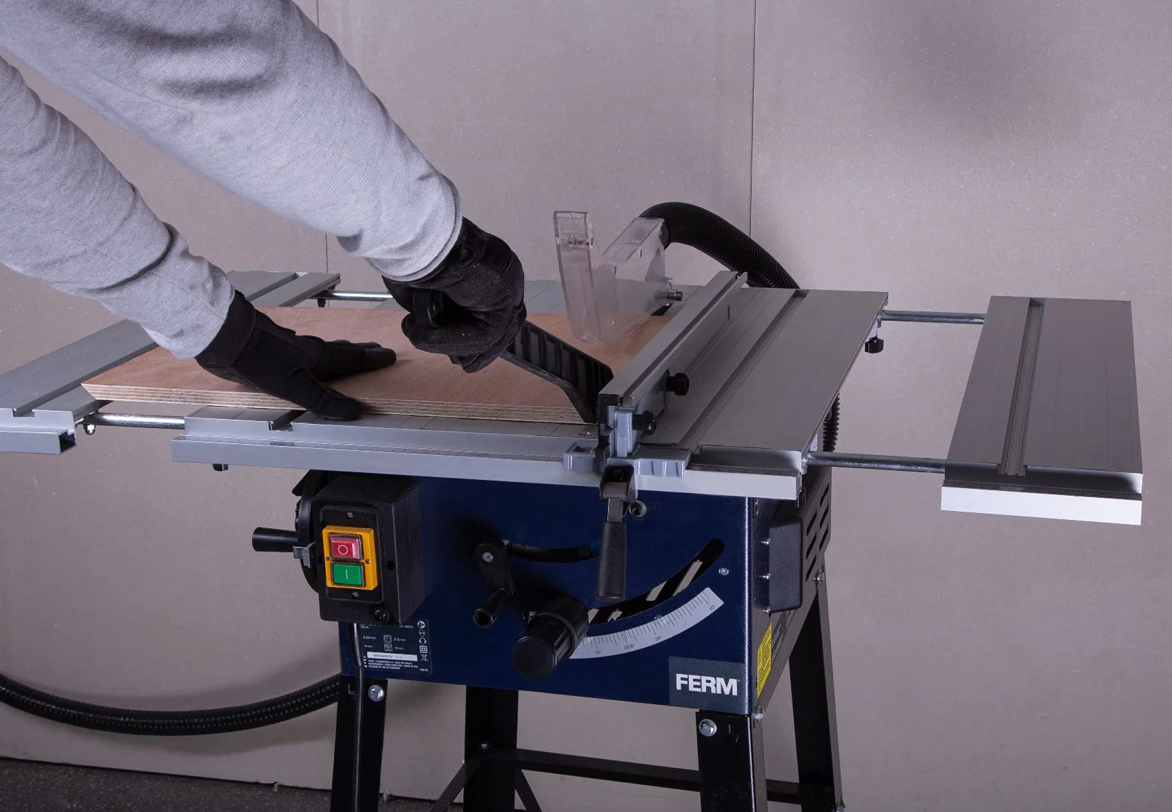 FERM Stołowa pilarka tarczowa 250 mm - 1800 W - wysuwany aluminiowy stół roboczy - adapter próżniowy - ogranicznik kątowy i prowadnica równoległa - w zestawie brzeszczot T40 (TCT)