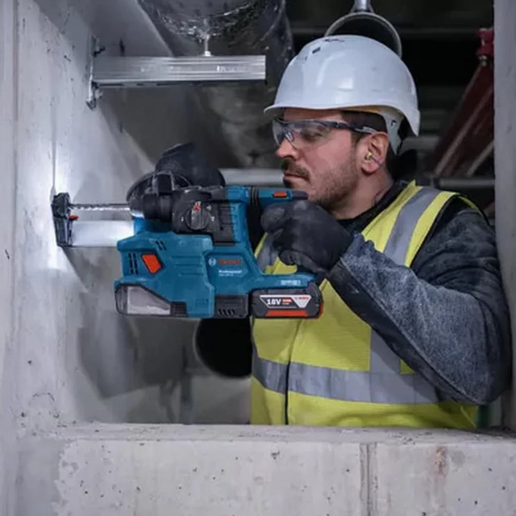 Bosch Professional system 18V: akumulatorowy młot udarowo-obrotowy GBH 18V-22 (SDS plus, idealny do wiercenia otworów o średn. 6–10 mm, GDE 18V-12, walizka L-BOXX)