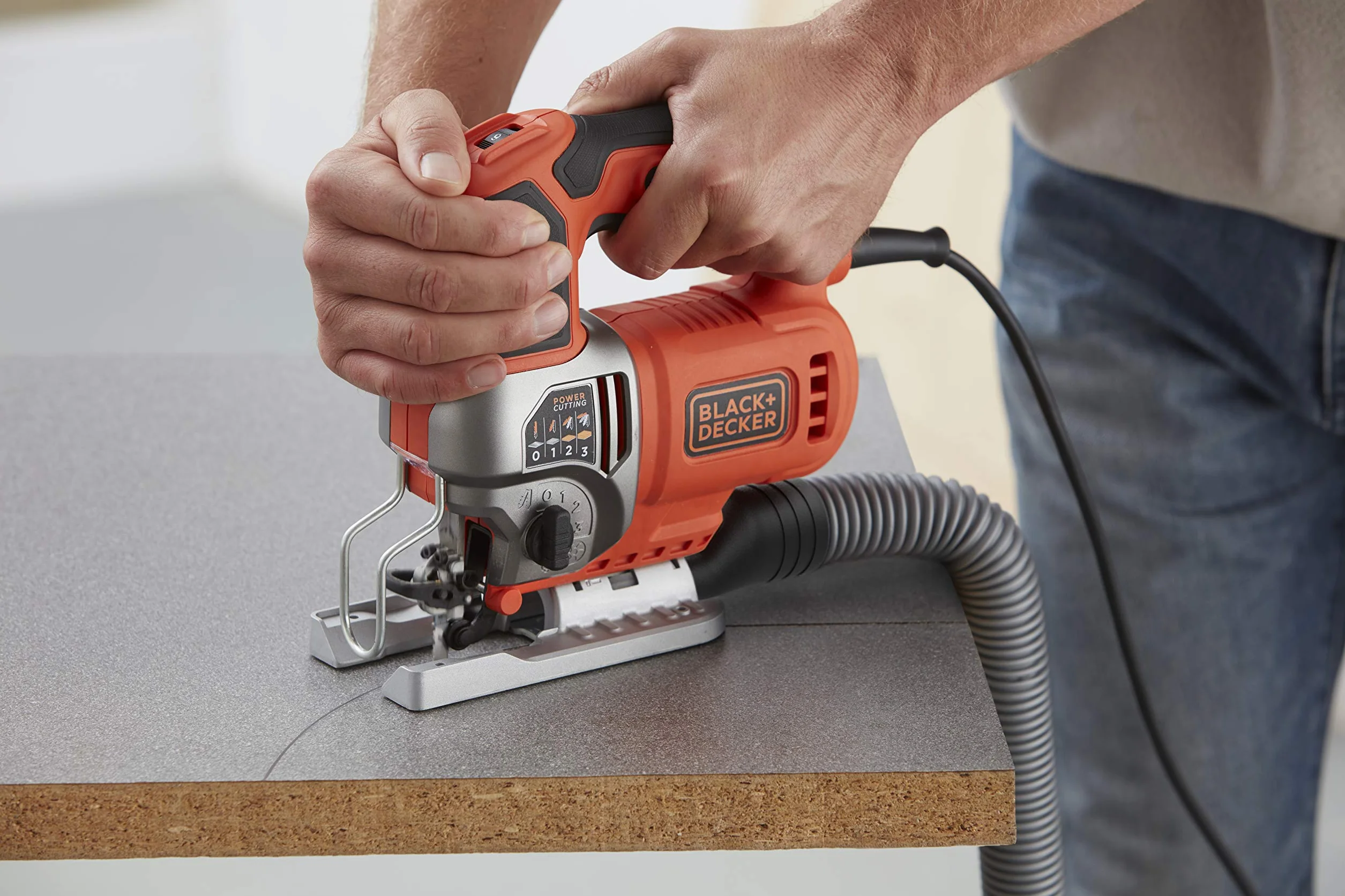 Black + Decker Elektroniczna wyrzynarka wahadłowa (650 W, 3 poziomy skoku, zmienna liczba skoków, głowica piły z odlewu ciśnieniowego, urządzenie do odsysania pyłu, do cięcia prostych, krzywych i skośnych) Bes610
