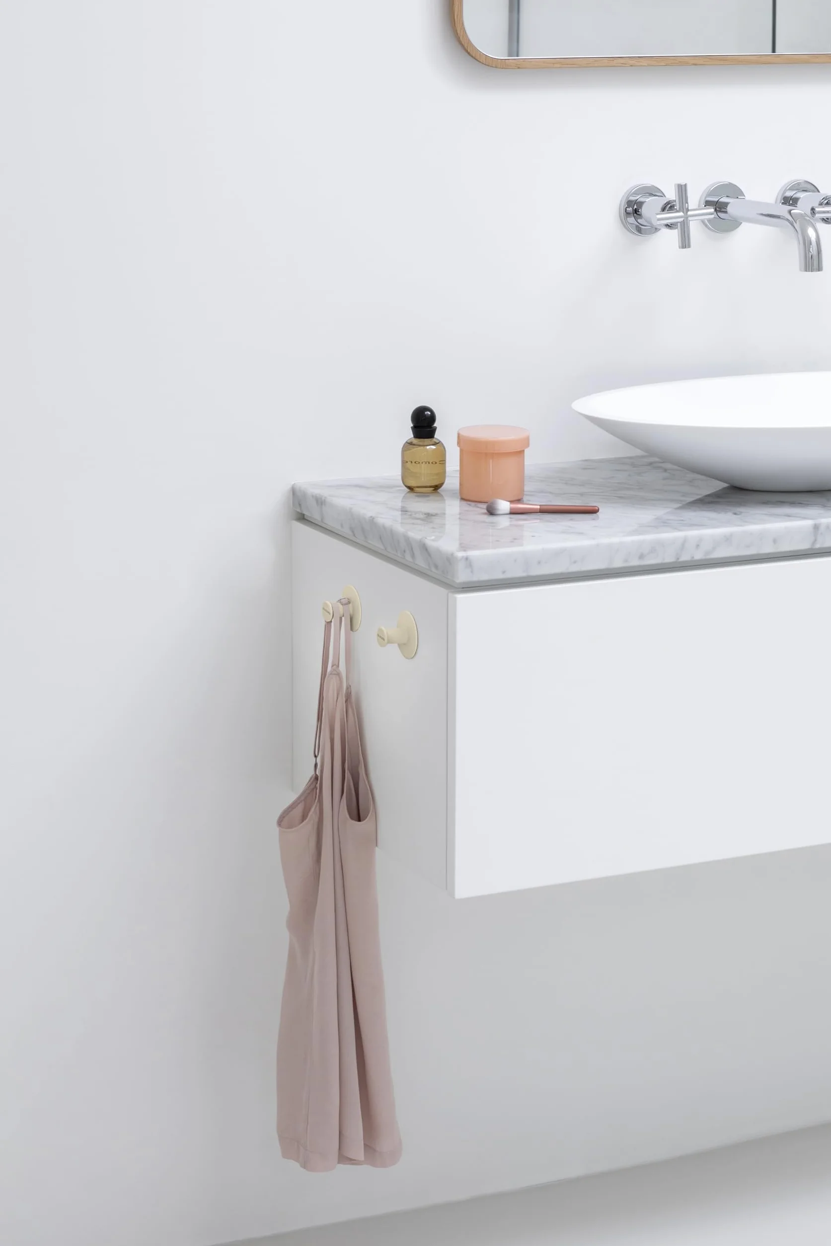 Brabantia - ReNew Haczyki na Ręczniki - do łazienki, Toalety, Kuchni - Utrzymują do 2 kg - Z Wierceniem lub Bez - Antykorozyjne - W Zestawie Materiały Mocujące - 2 szt. - Soft Beige